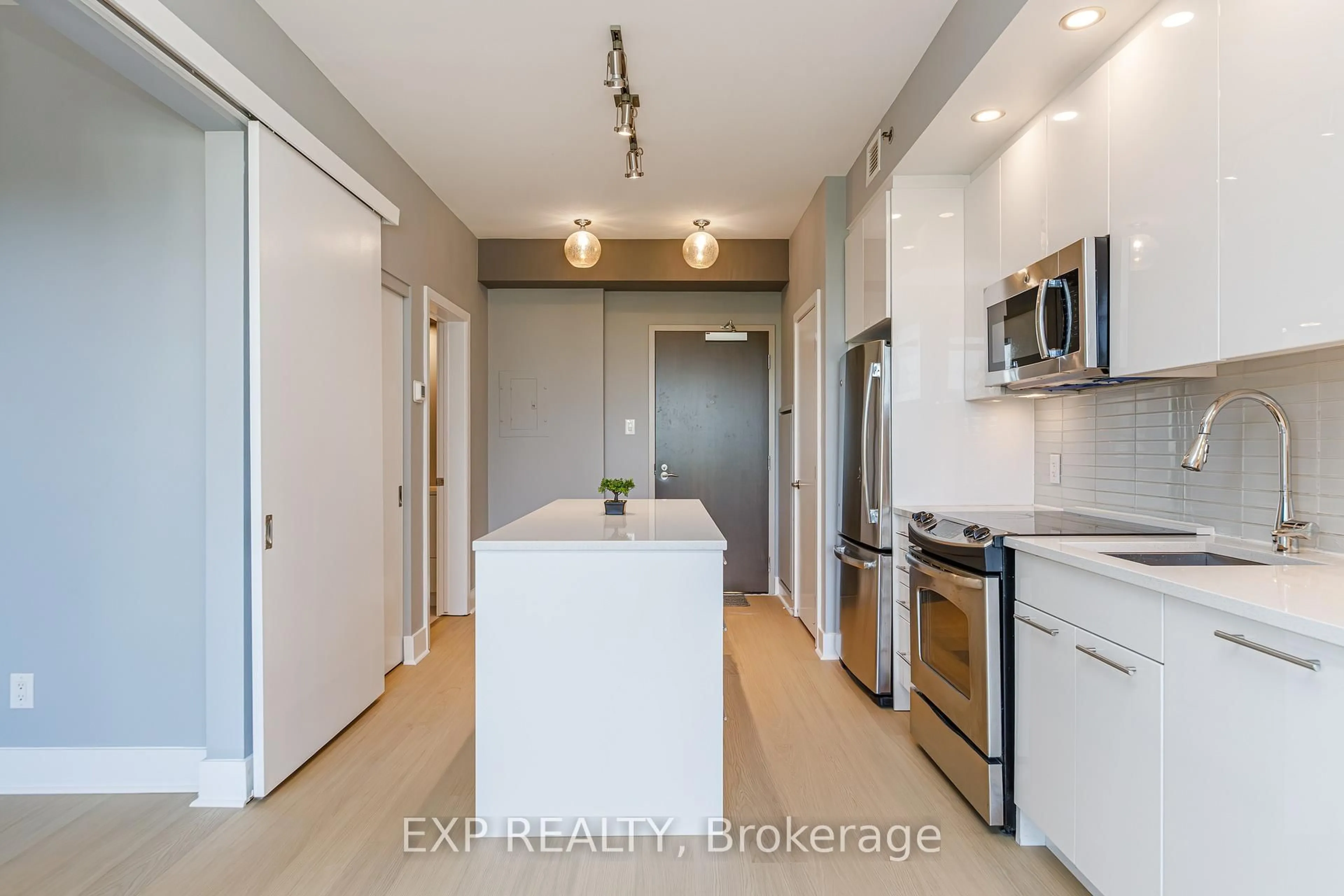Standard kitchen, unknown for 88 RICHMOND Rd #209, Ottawa Ontario K1Z 0B1