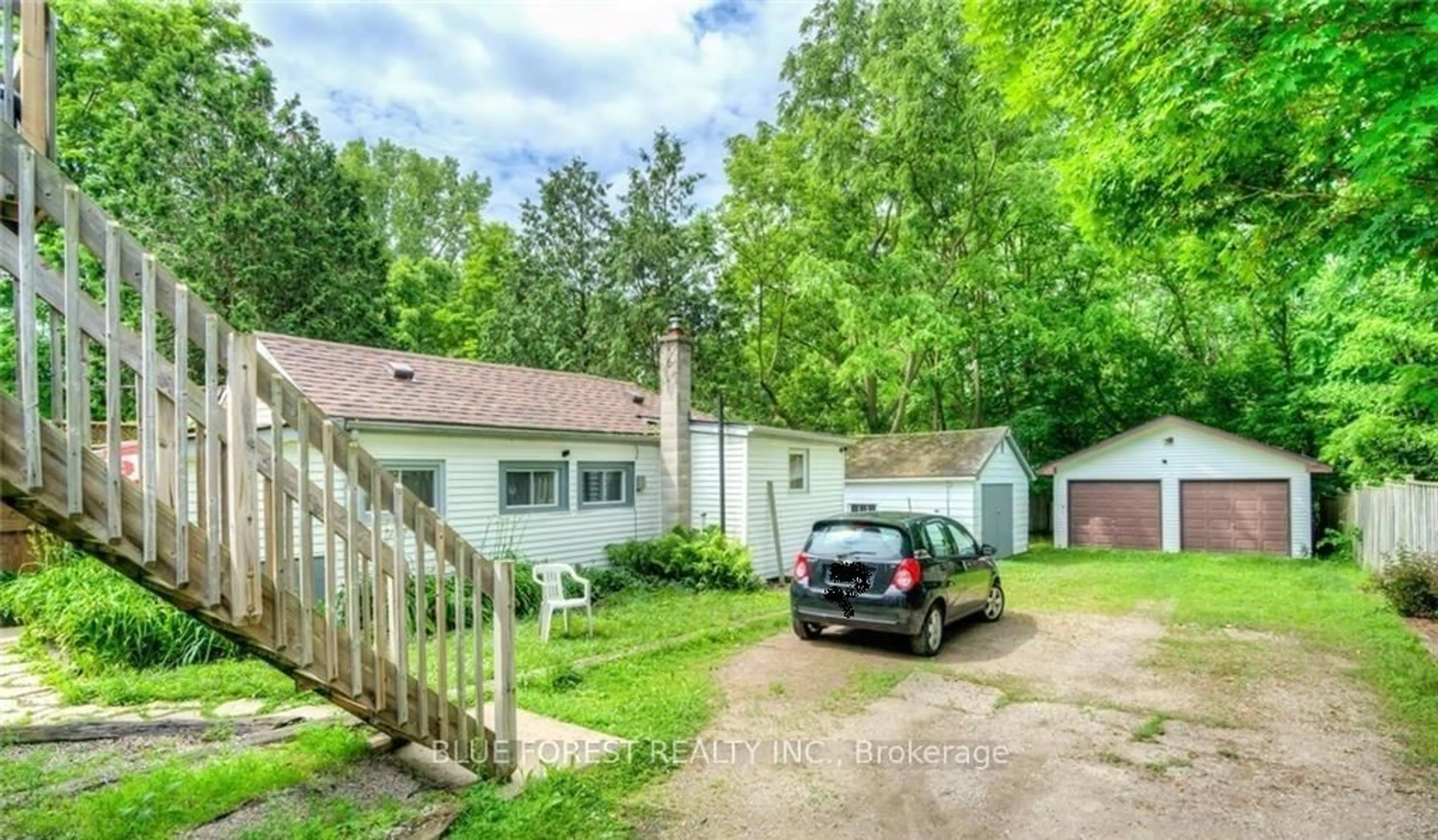 A pic from outside/outdoor area/front of a property/back of a property/a pic from drone, street for 149 Forest Hill Ave, London South Ontario N6J 2Z3