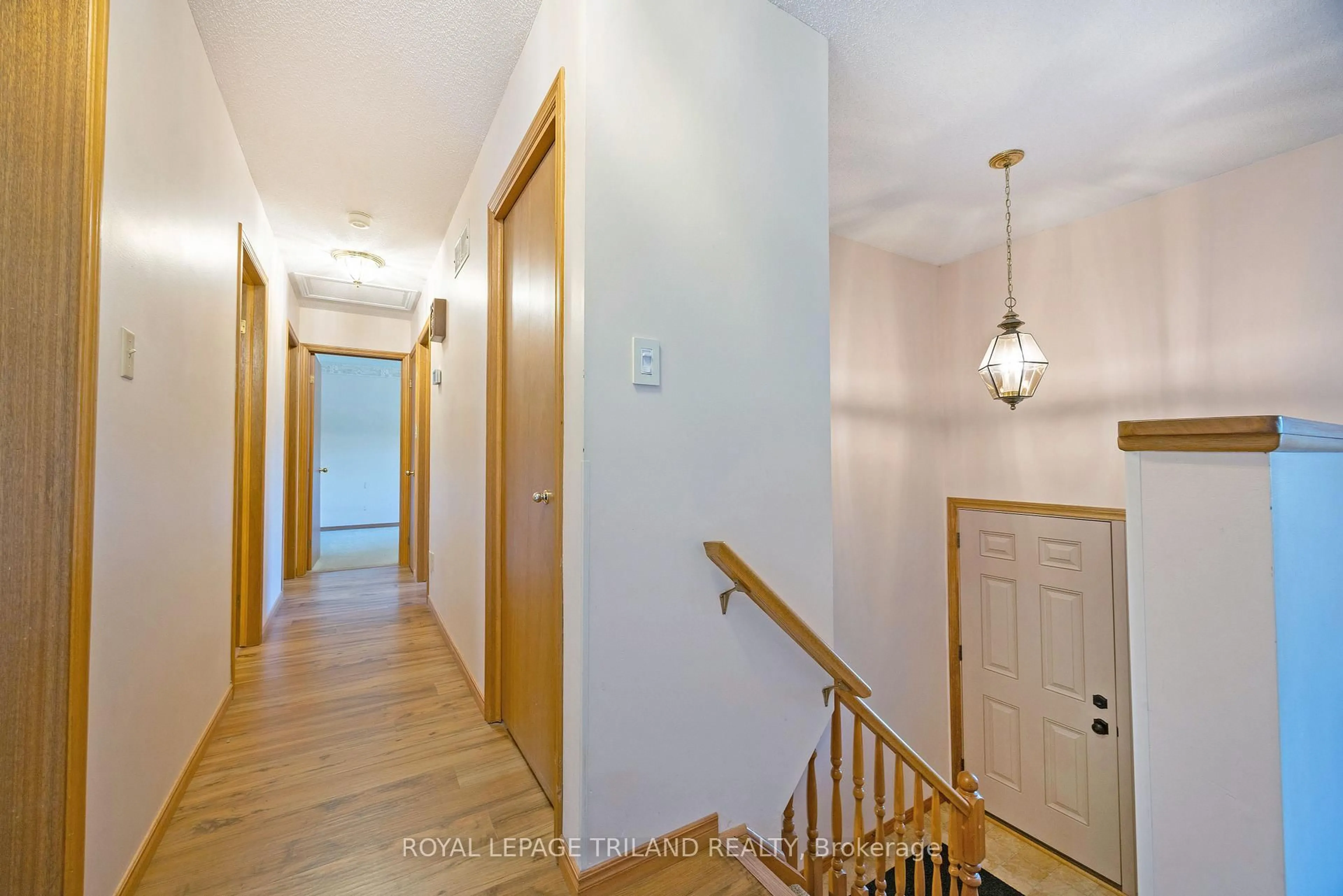 Indoor foyer for 597 SEBURN Dr, Strathroy-Caradoc Ontario N0L 1W0