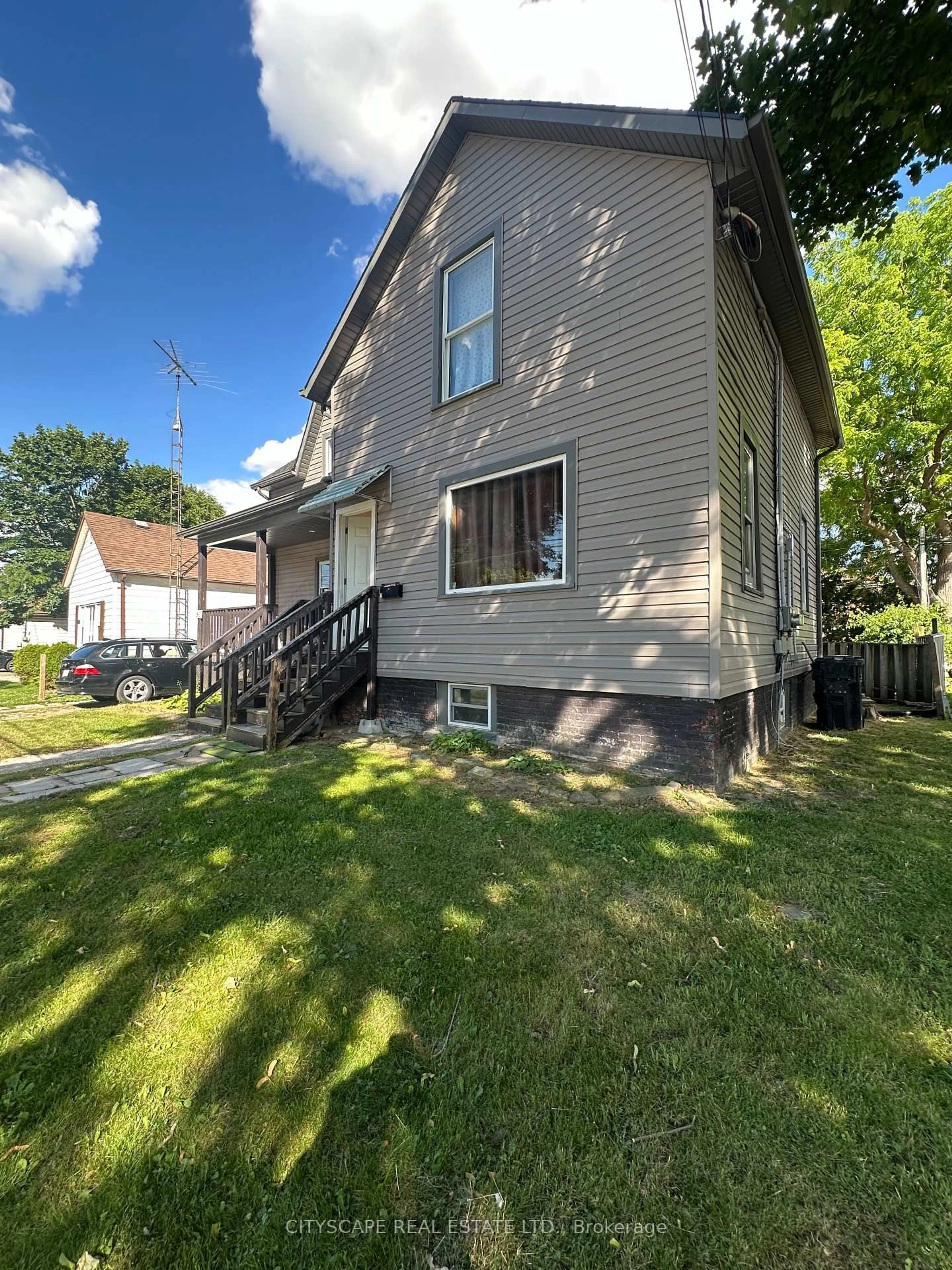 A pic from outside/outdoor area/front of a property/back of a property/a pic from drone, street for 102 Gray St, Chatham-Kent Ontario N7M 1S9