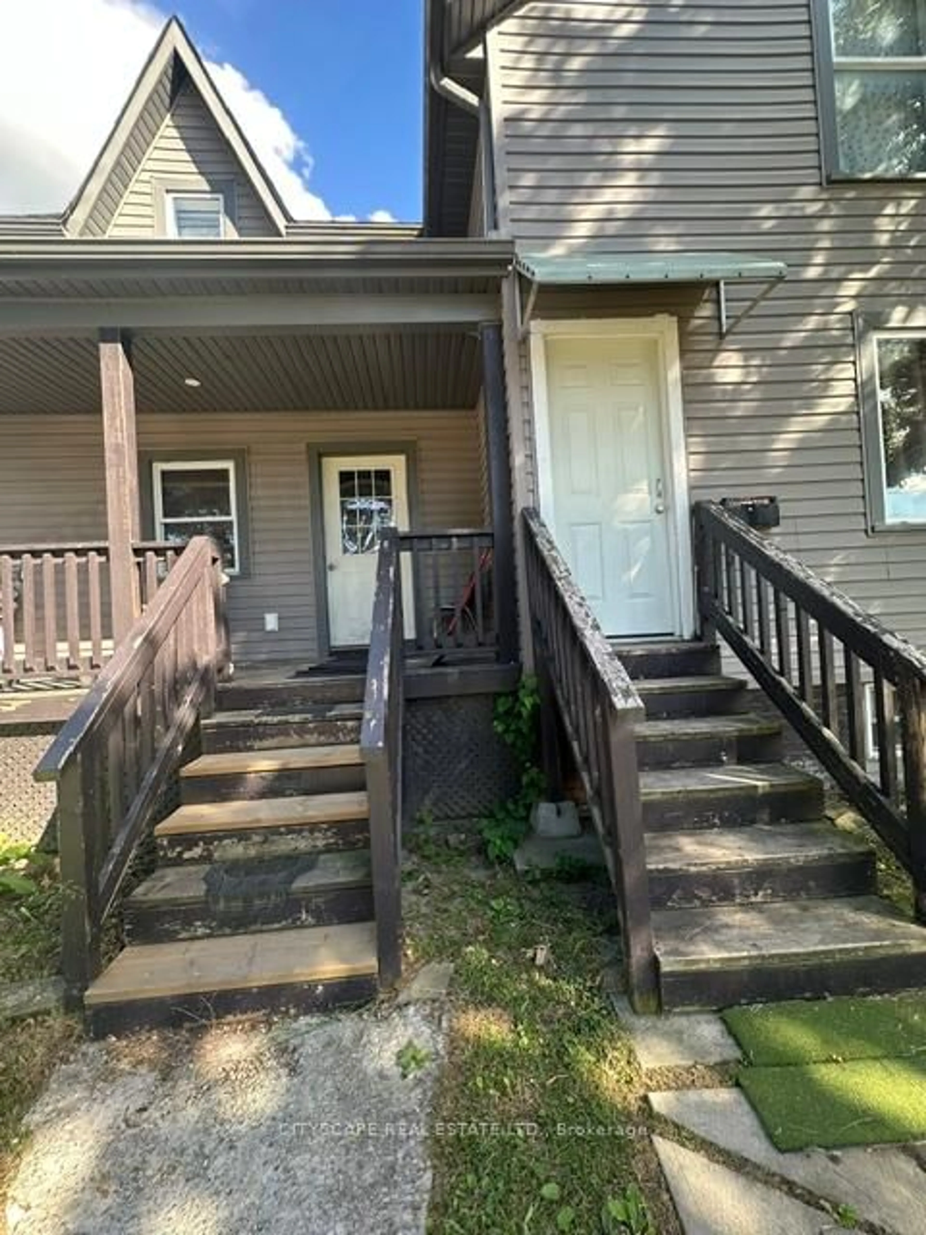 Stairs for 102 Gray St, Chatham-Kent Ontario N7M 1S9