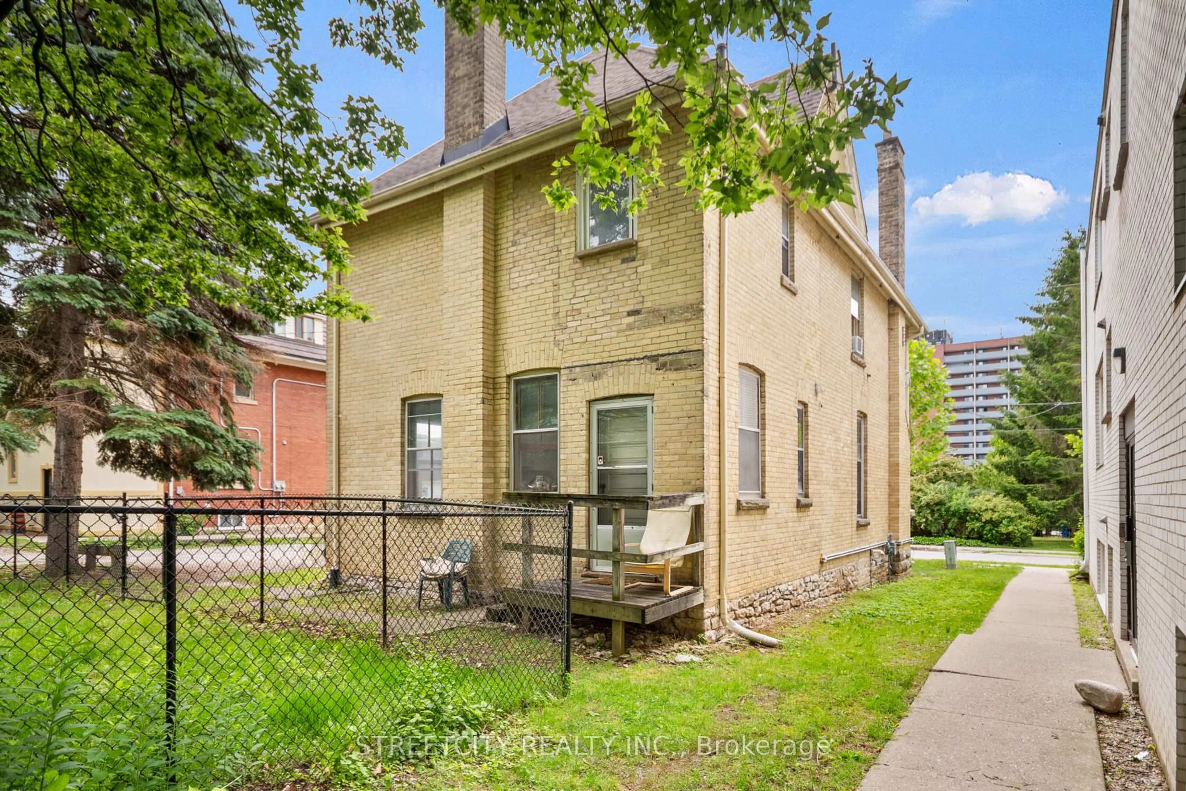 Patio, street for 202 Sydenham St, London East Ontario N6A 1W3