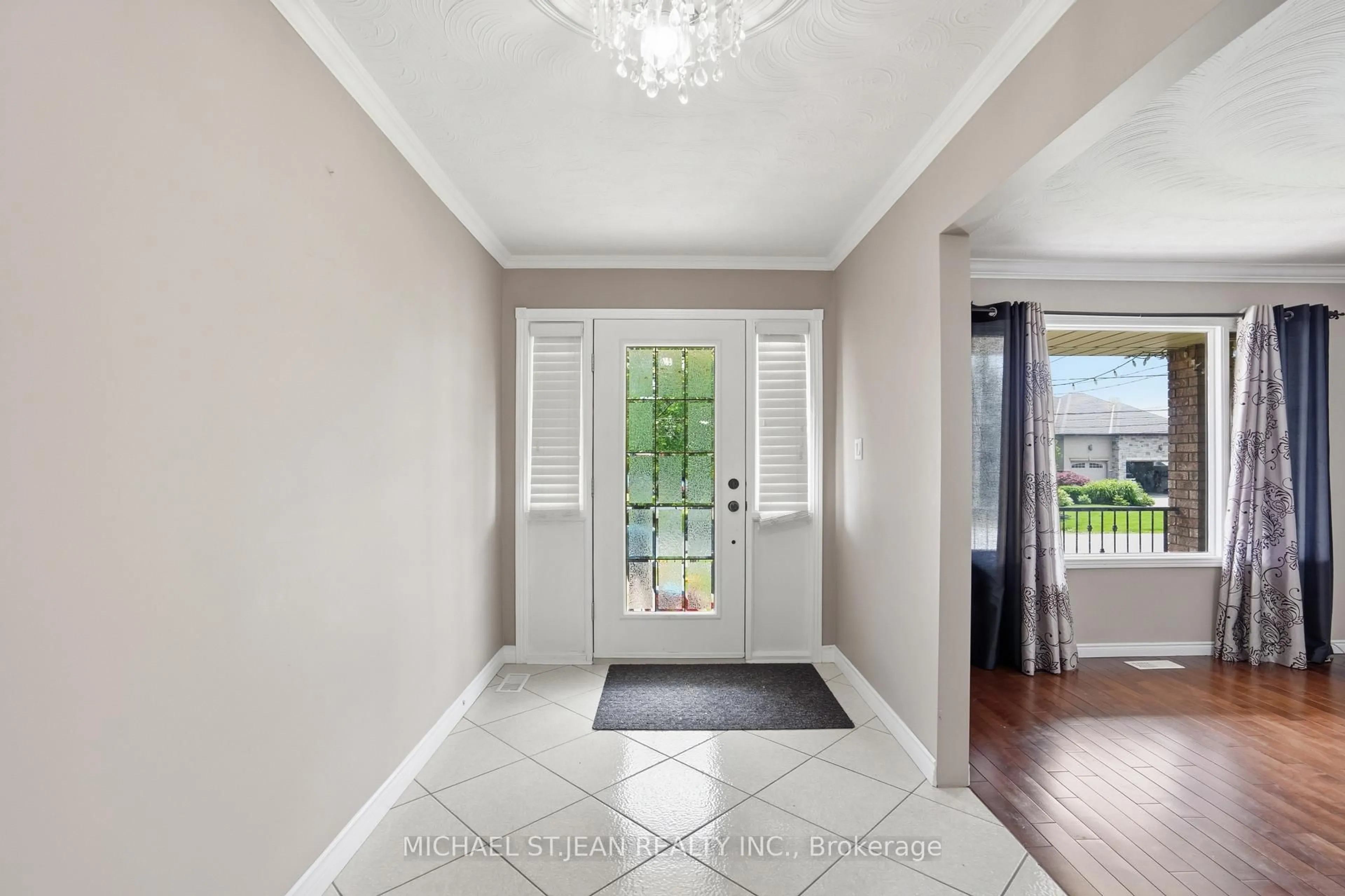 Indoor entryway for 111 Aubrey Ave, Hamilton Ontario L8J 2T2