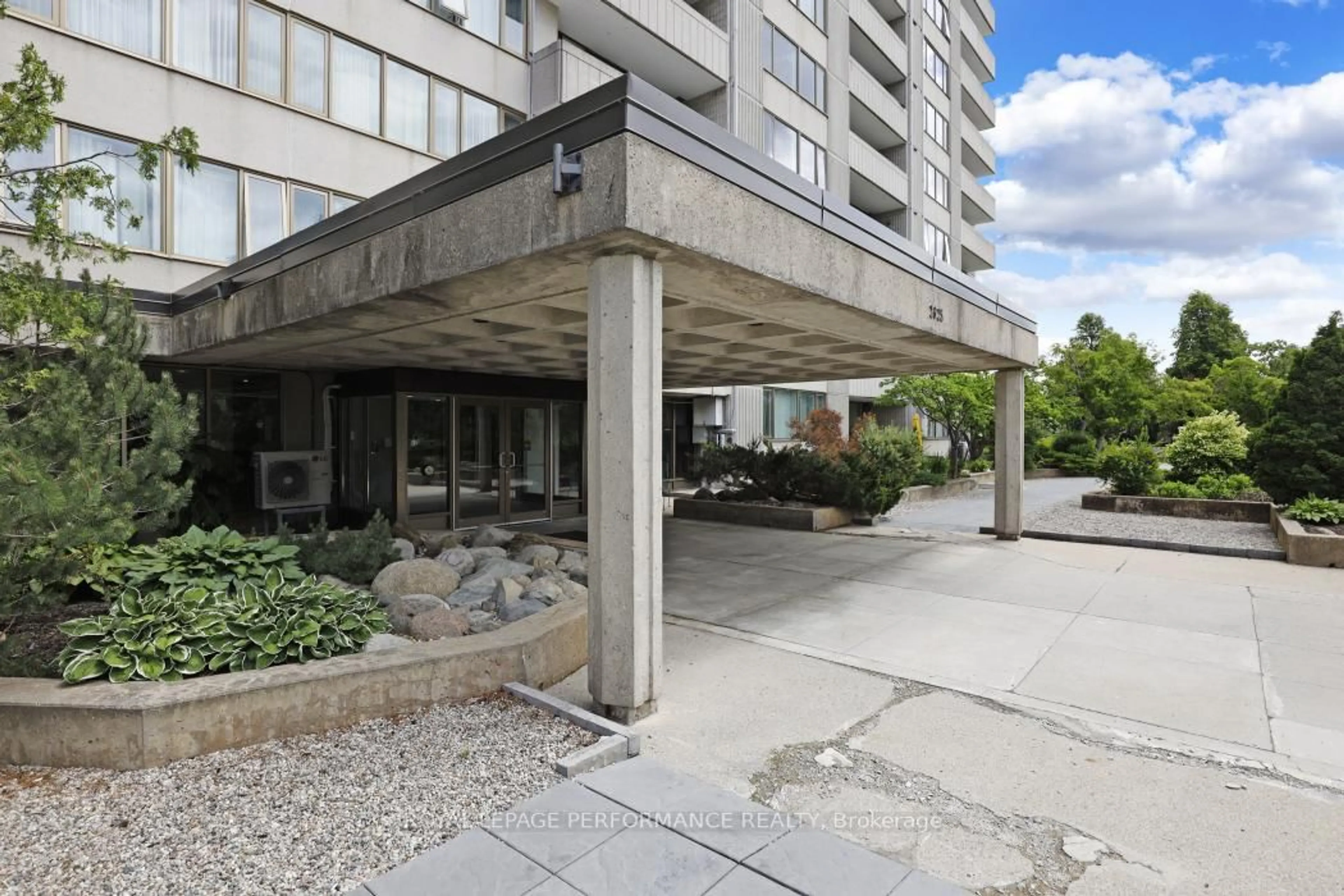 Patio, building for 2625 Regina St #207, Ottawa Ontario K2B 5W8