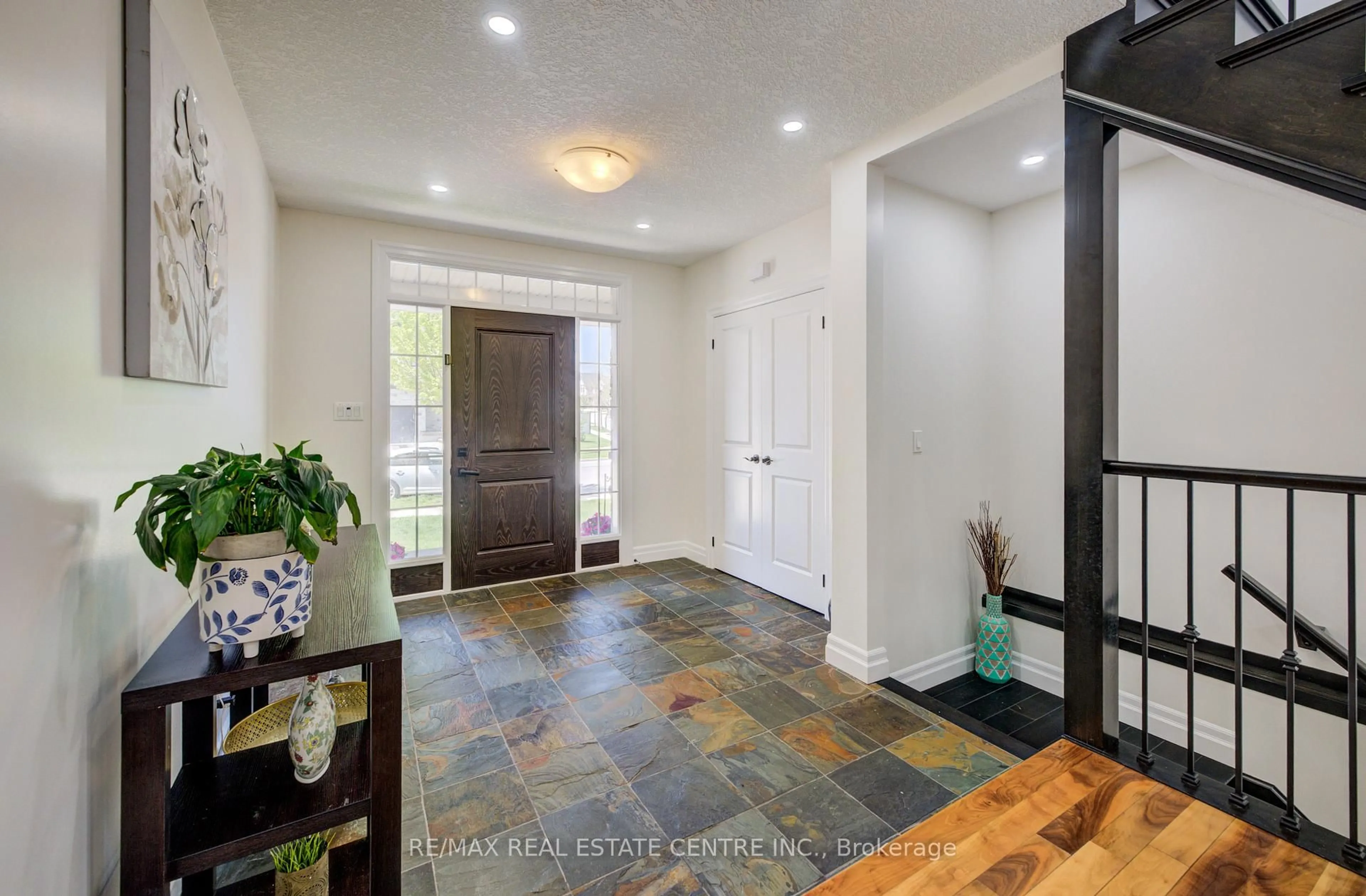Indoor entryway for 10 Deer Creek St, Kitchener Ontario N2A 0E7