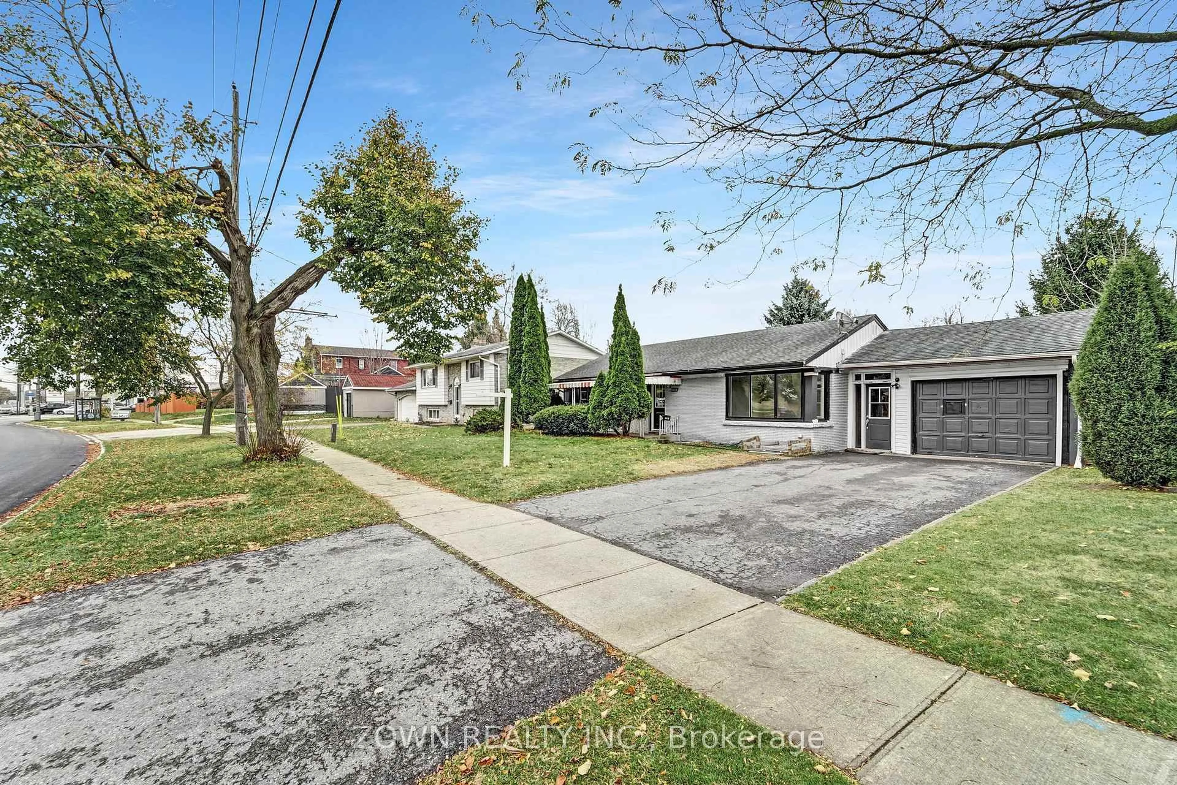 A pic from outside/outdoor area/front of a property/back of a property/a pic from drone, street for 5866 Valley Way, Niagara Falls Ontario L2E 1Y1