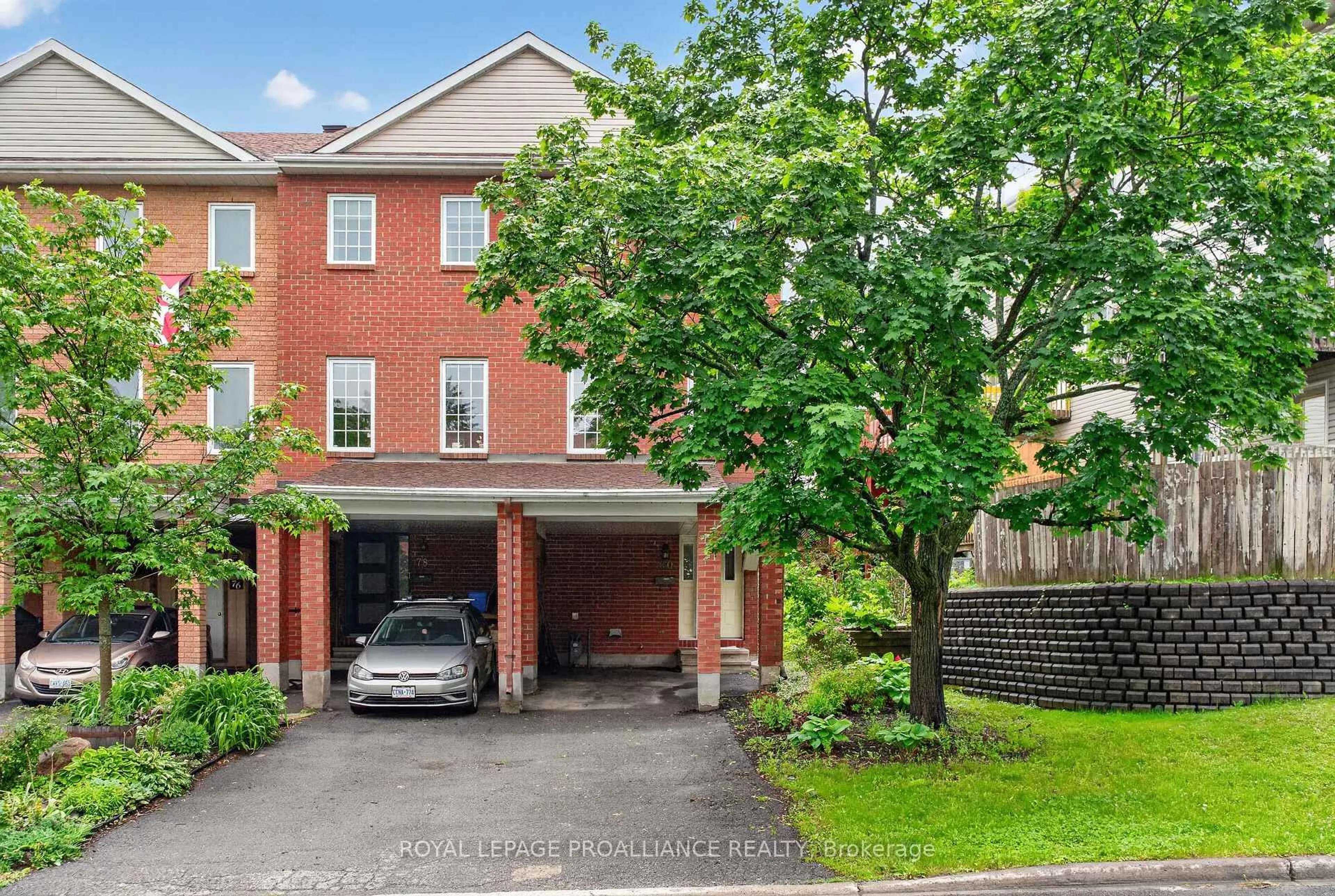 A pic from outside/outdoor area/front of a property/back of a property/a pic from drone, street for 80 Rothbury Cres, Ottawa Ontario K1K 4N7