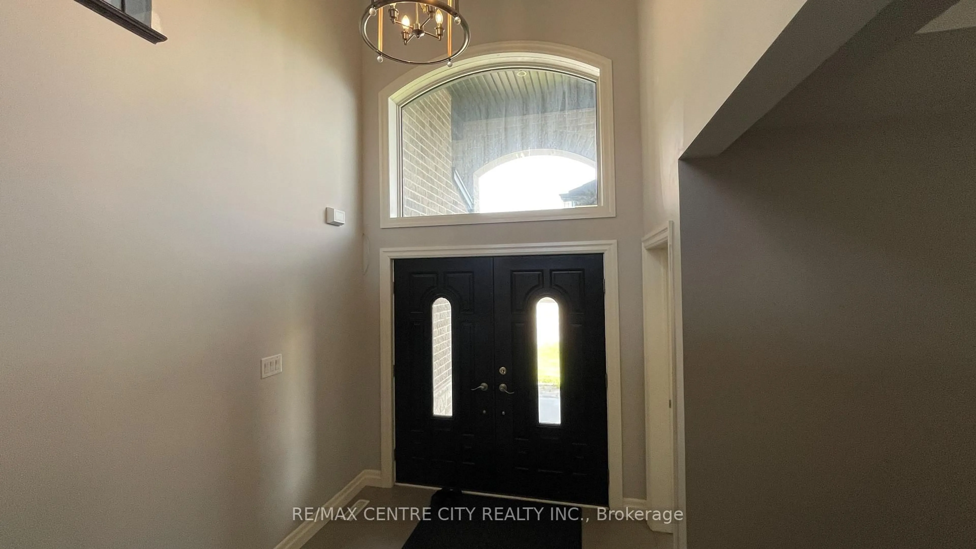 Indoor entryway for 1999 Maddex Way, London North Ontario N5X 0M8