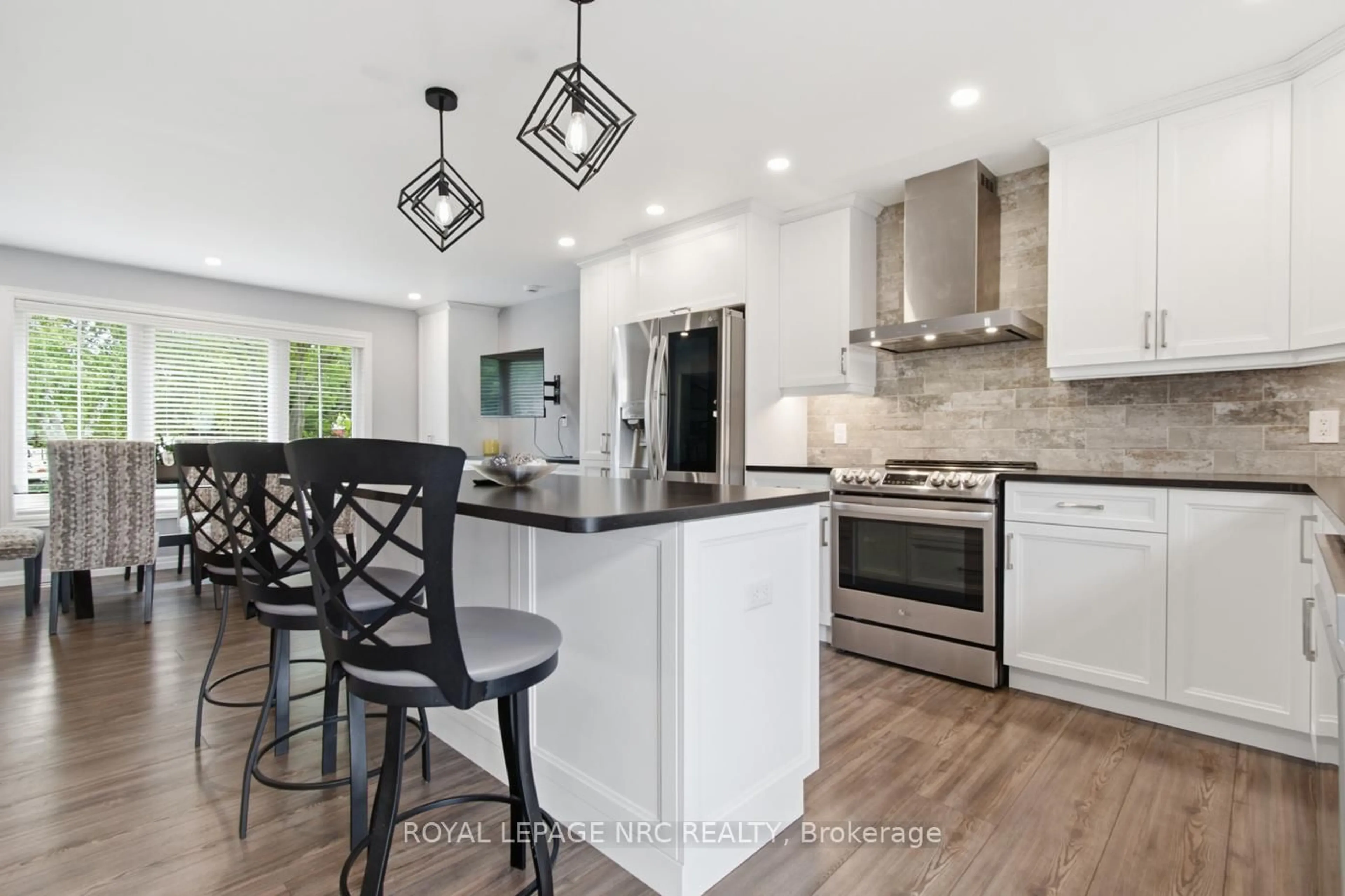 Open concept kitchen, ceramic/tile floor for 7963 Regent Crt, Niagara Falls Ontario L2H 2S9