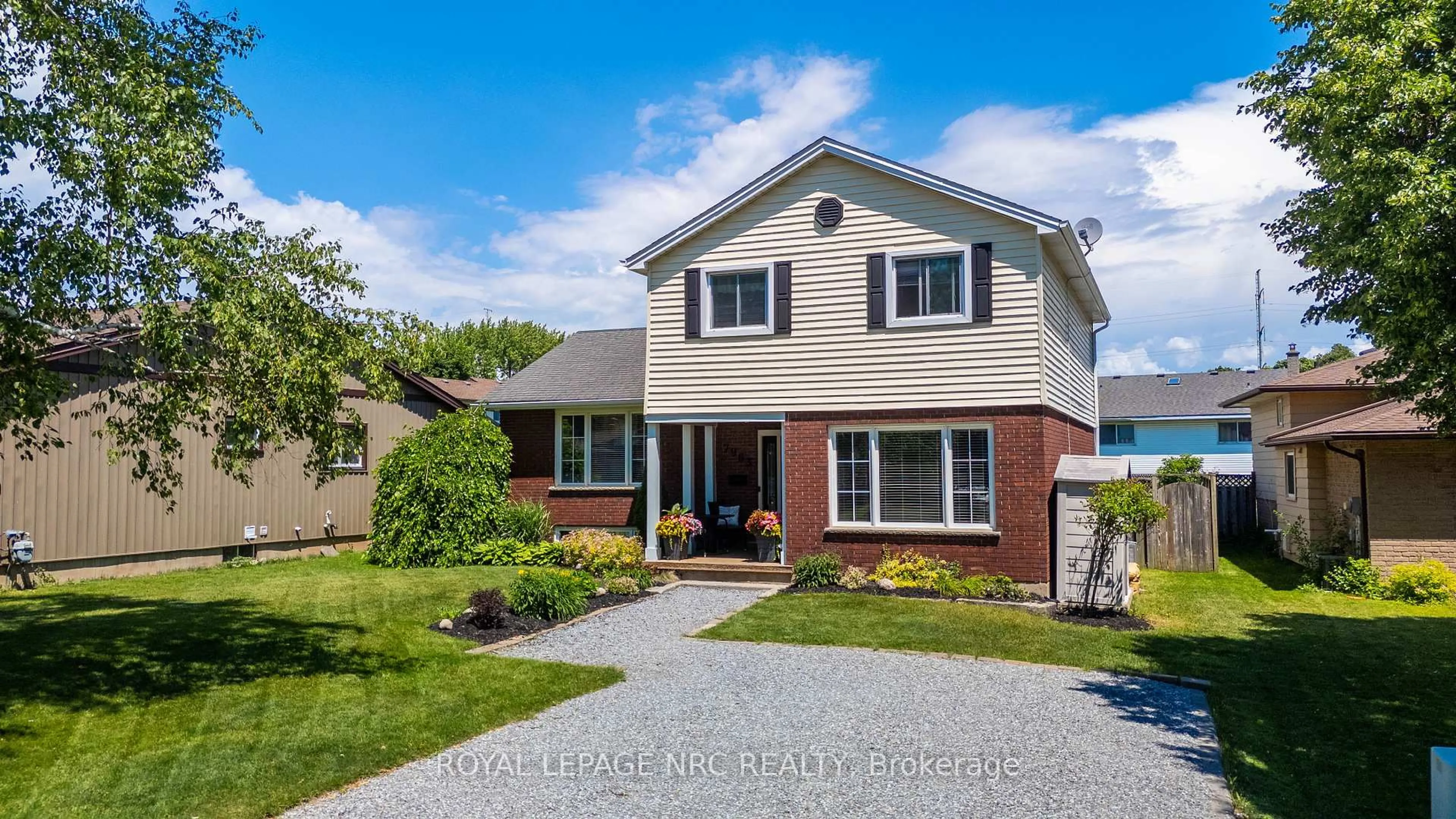 Home with vinyl exterior material, street for 7963 Regent Crt, Niagara Falls Ontario L2H 2S9