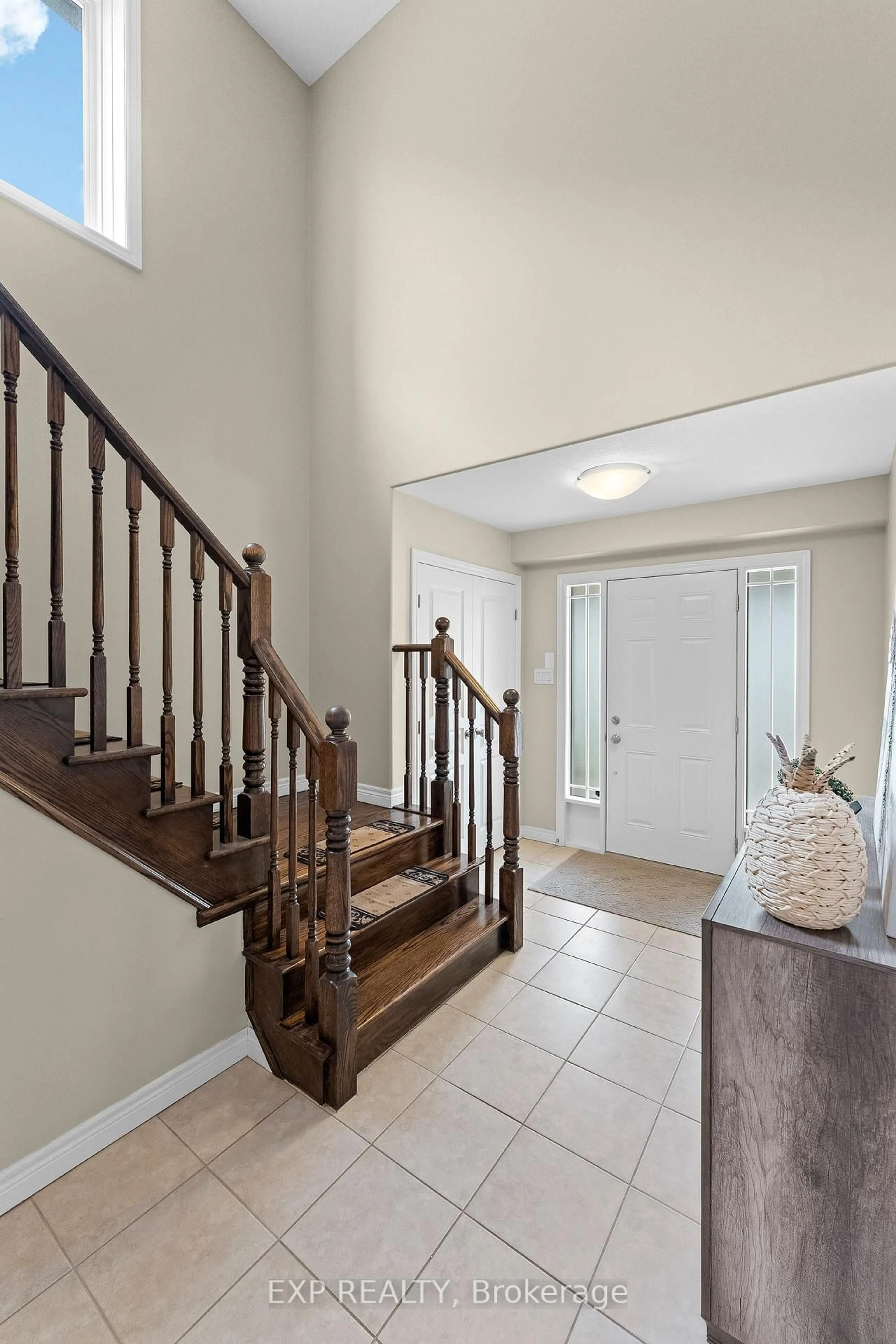 Indoor entryway for 4875 John St, Lincoln Ontario L3J 0P2