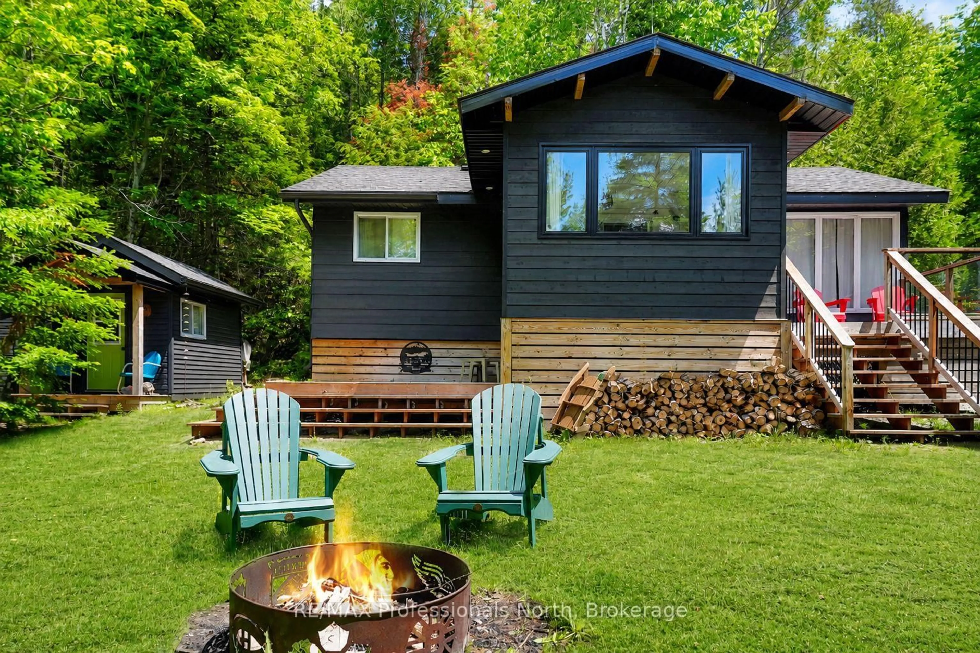 Home with vinyl exterior material, water/lake/river/ocean view for 1368 Grosbeak Dr, Dysart et al Ontario K0L 1M1