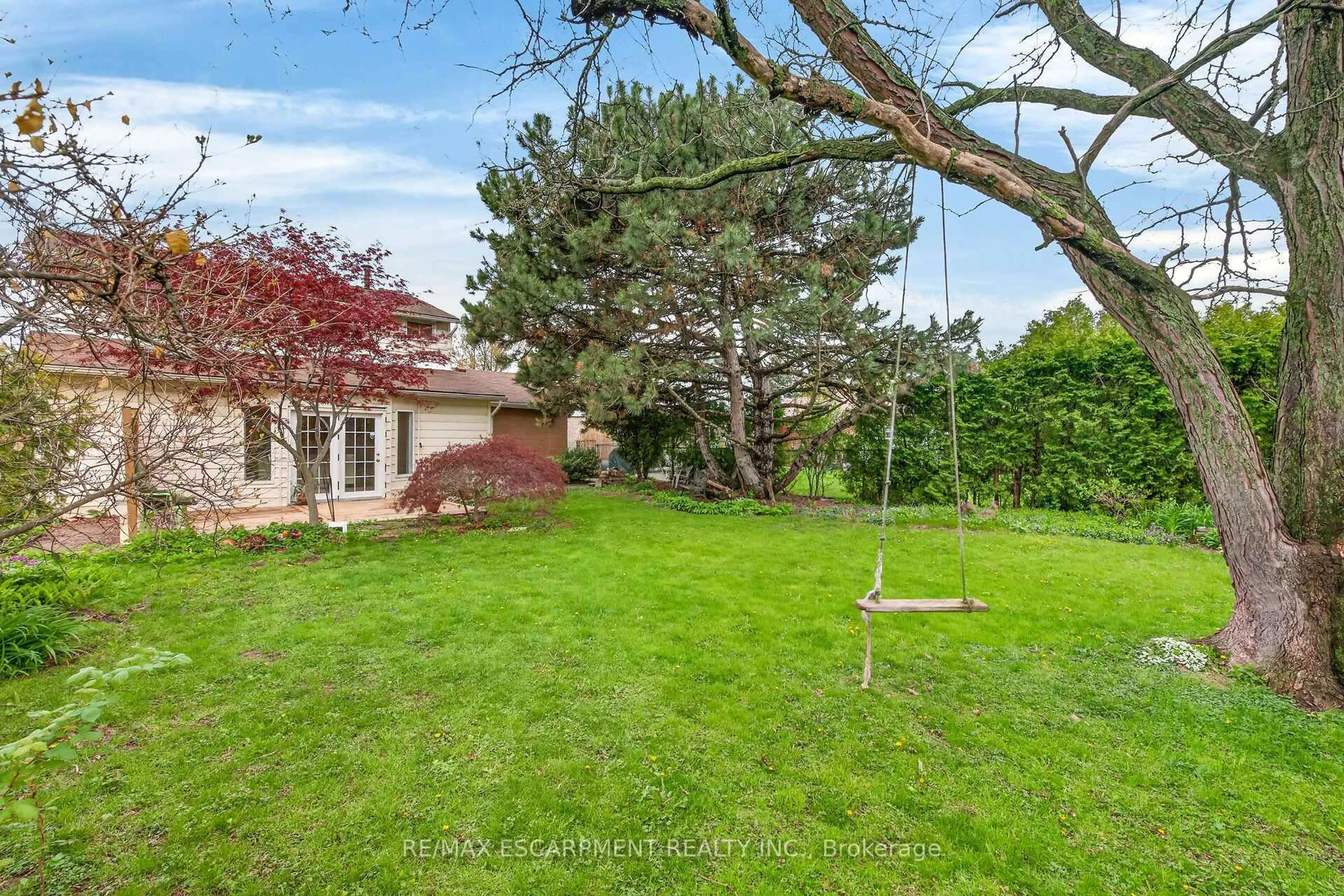 A pic from outside/outdoor area/front of a property/back of a property/a pic from drone, unknown for 167 Darlington Dr, Hamilton Ontario L9C 2M4