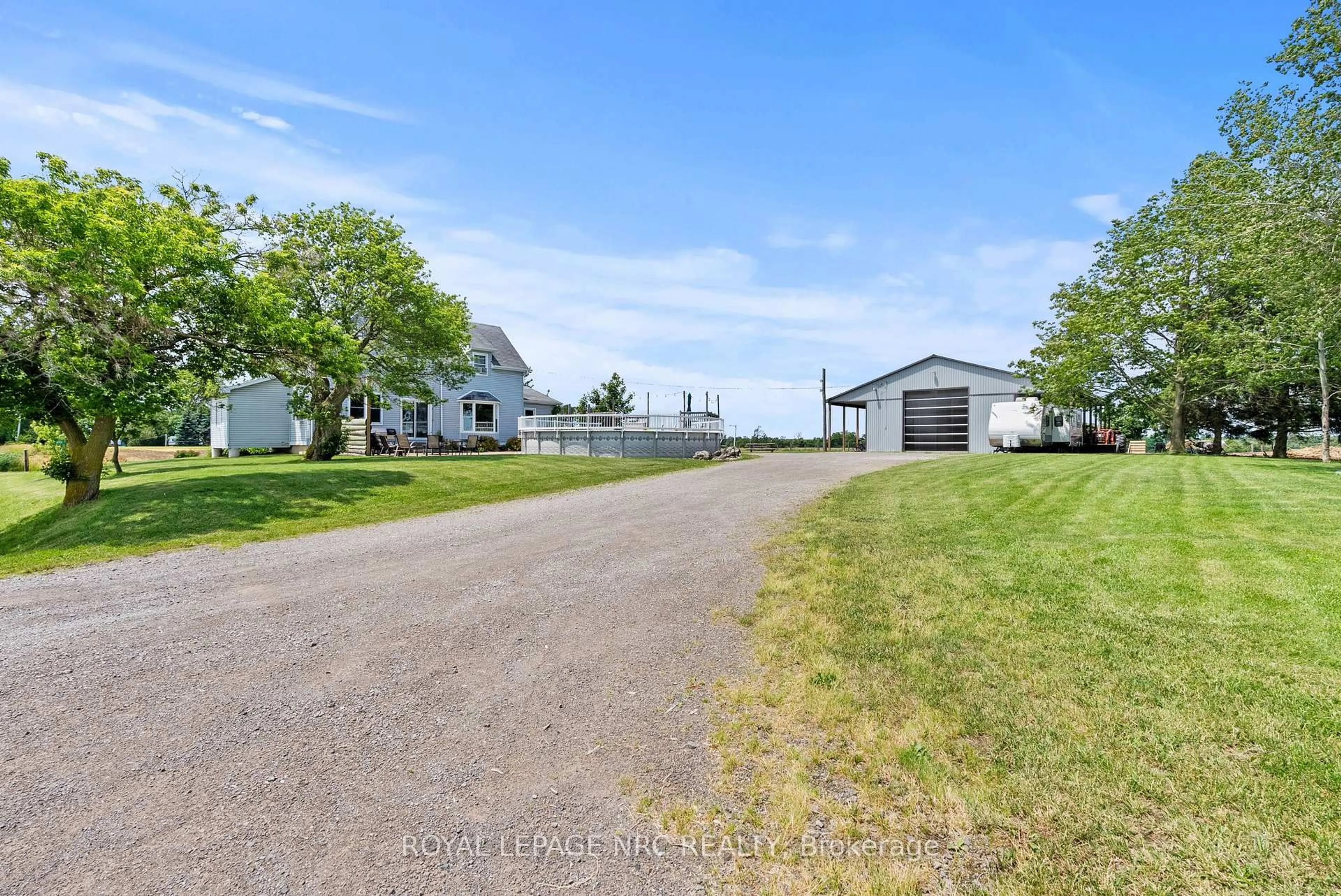 A pic from outside/outdoor area/front of a property/back of a property/a pic from drone, street for 4901 Sixteen Rd, West Lincoln Ontario L0R 1Y0