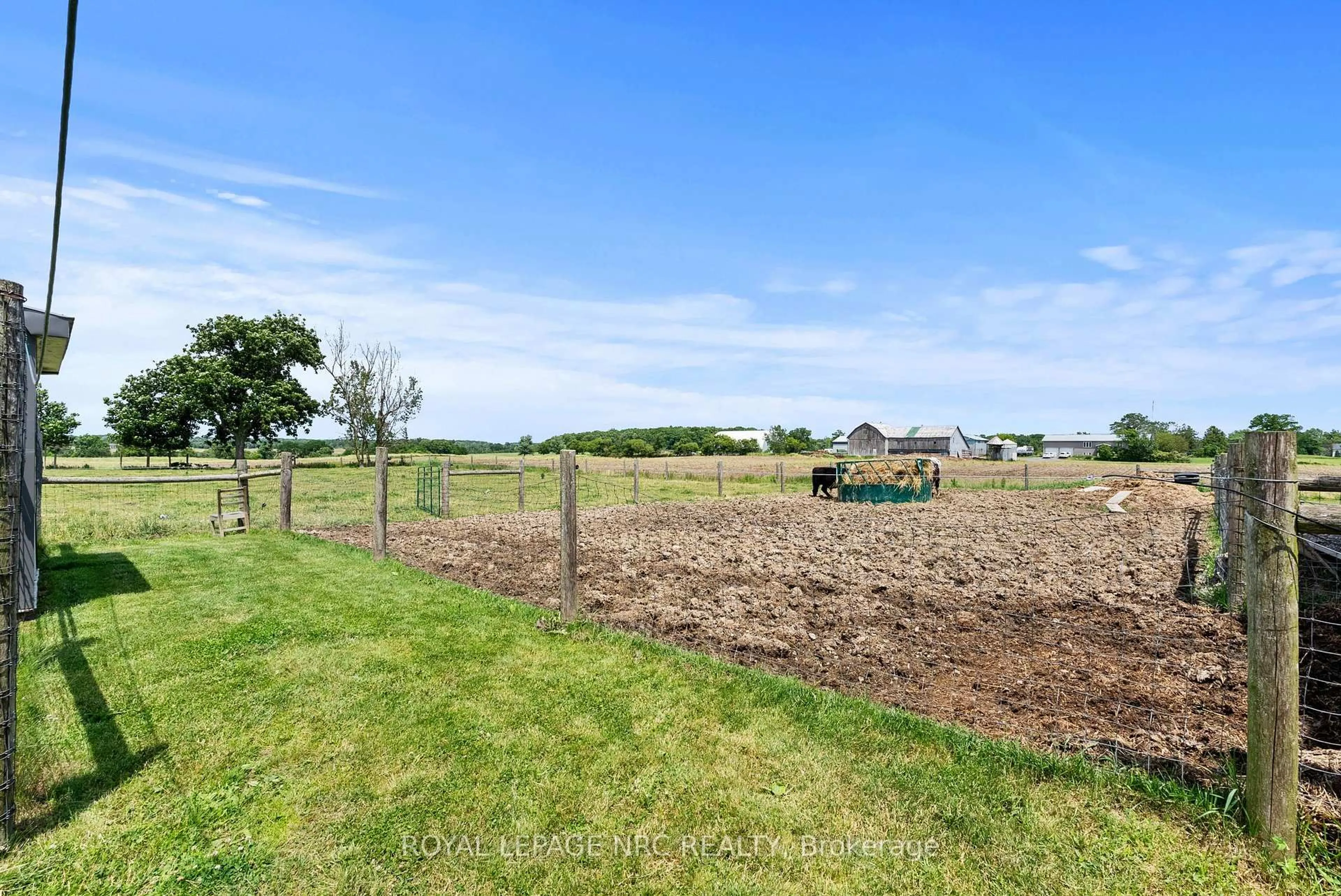 A pic from outside/outdoor area/front of a property/back of a property/a pic from drone, water/lake/river/ocean view for 4901 Sixteen Rd, West Lincoln Ontario L0R 1Y0