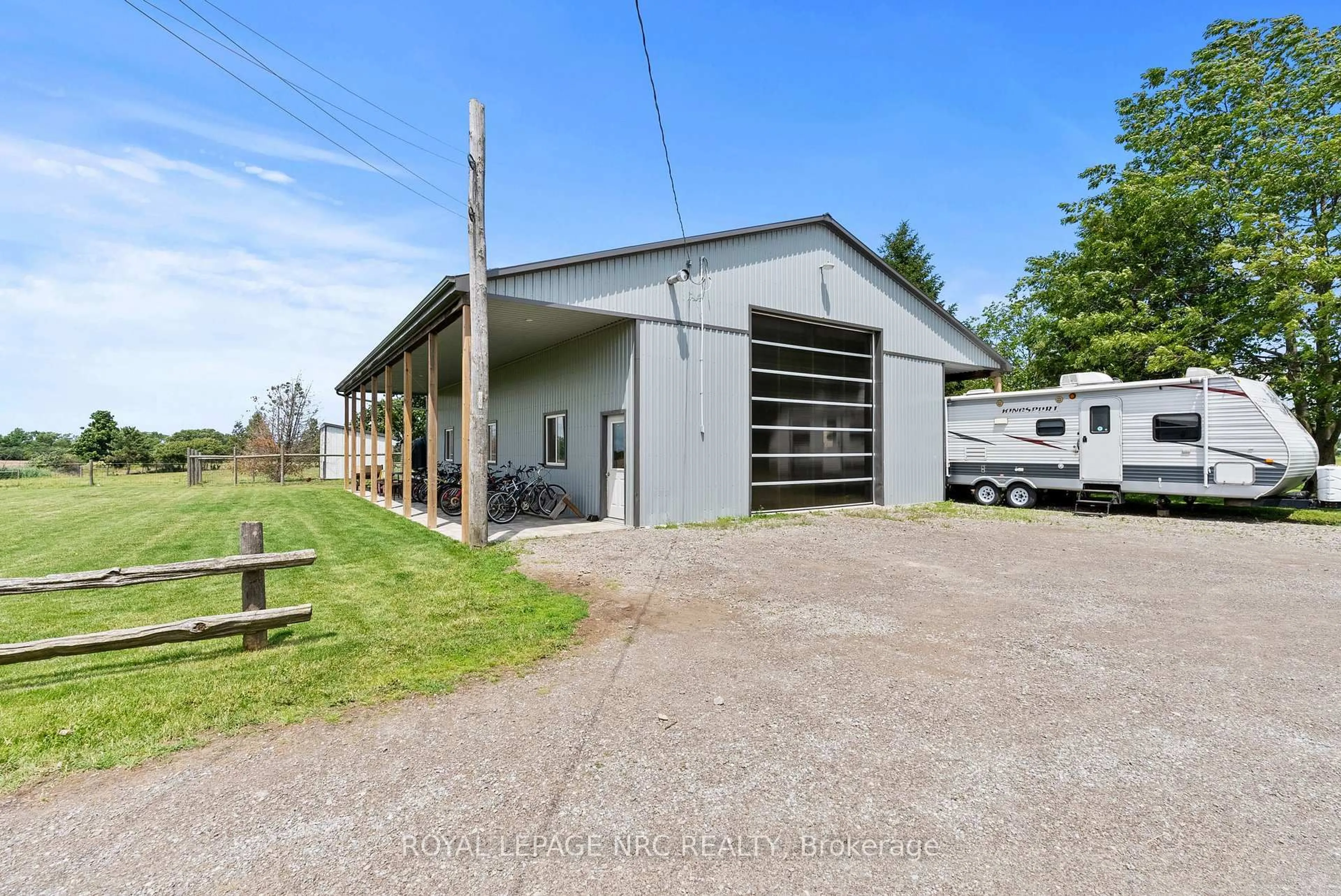 Indoor garage for 4901 Sixteen Rd, West Lincoln Ontario L0R 1Y0