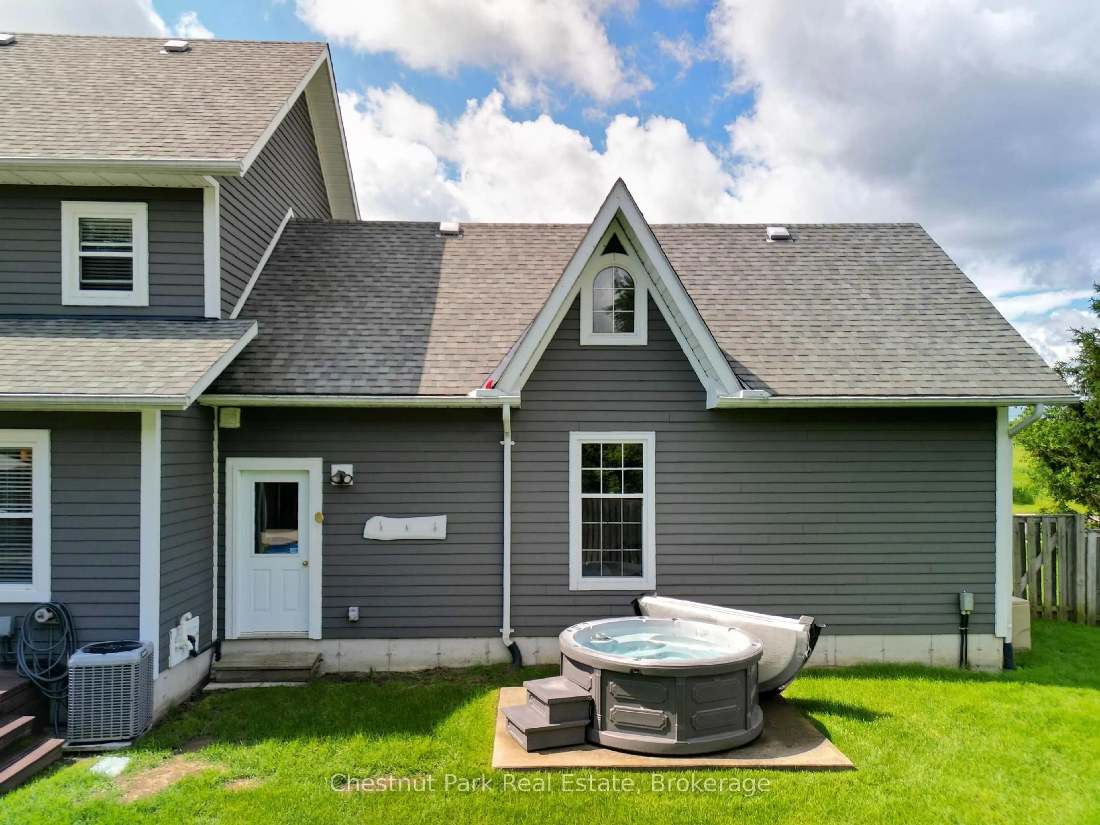 Home with vinyl exterior material, unknown for 208 Covered Bridge Tr, Bracebridge Ontario P1L 1Y3