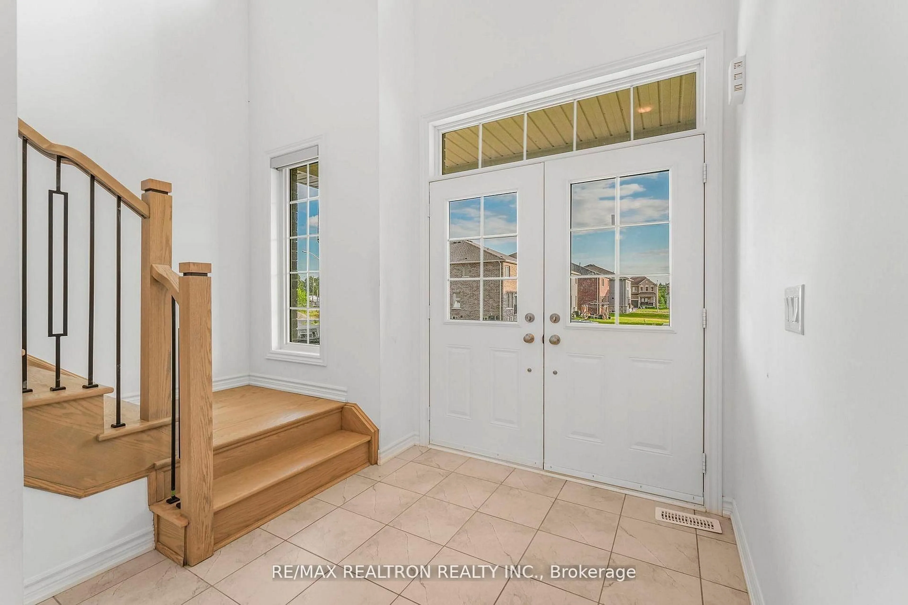 Indoor entryway for 17 Corbett St, Southgate Ontario N0C 1B0