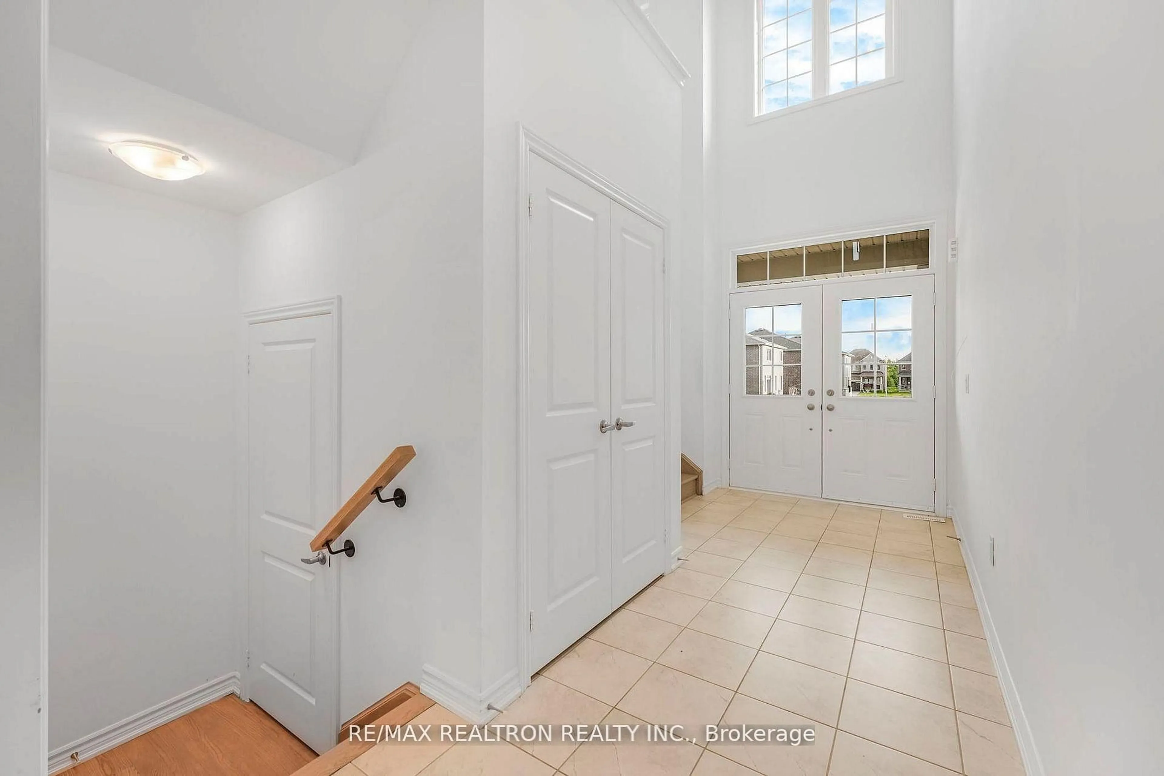 Indoor entryway for 17 Corbett St, Southgate Ontario N0C 1B0