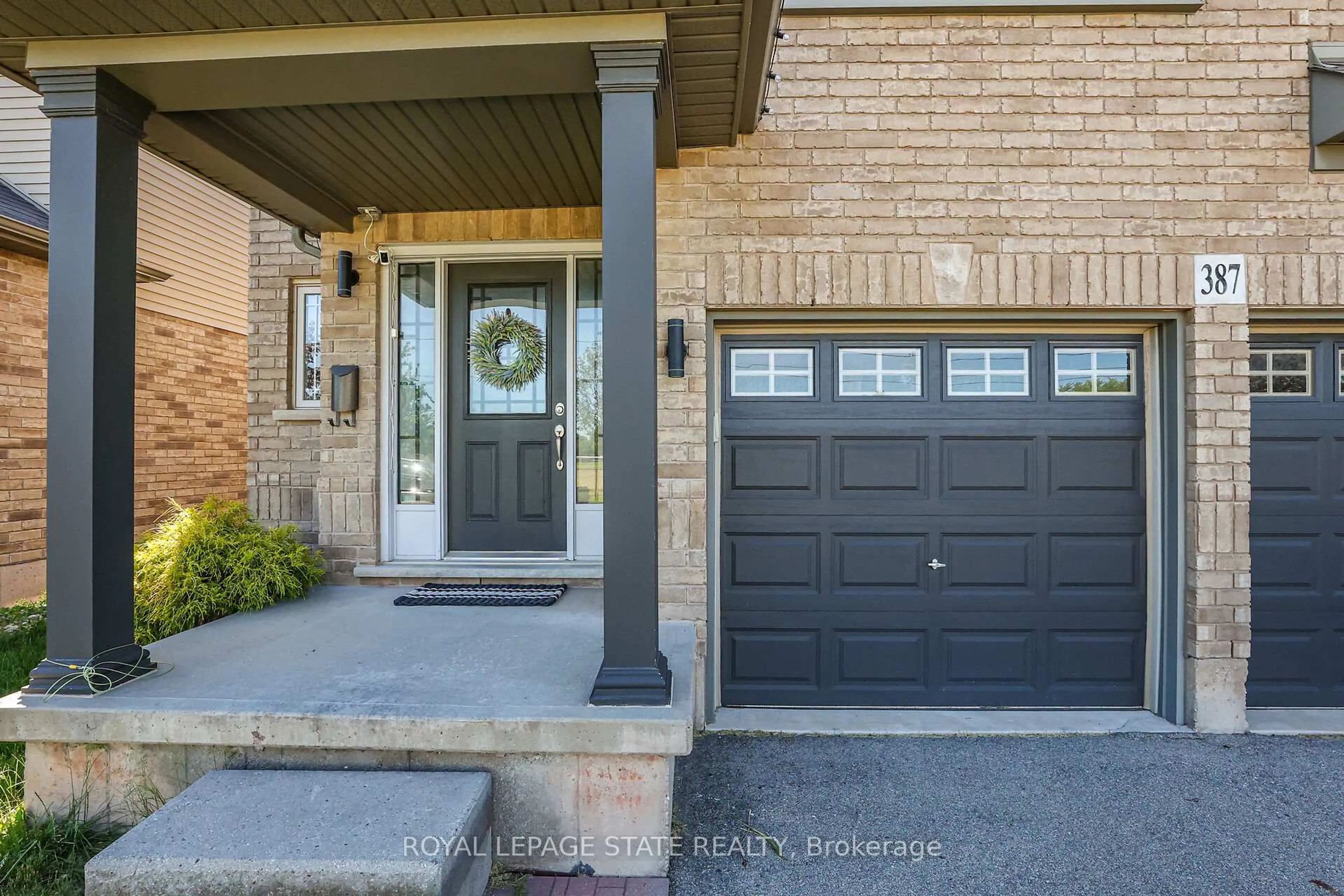 Indoor entryway for 387 Murray St, Grimsby Ontario L3M 3P4