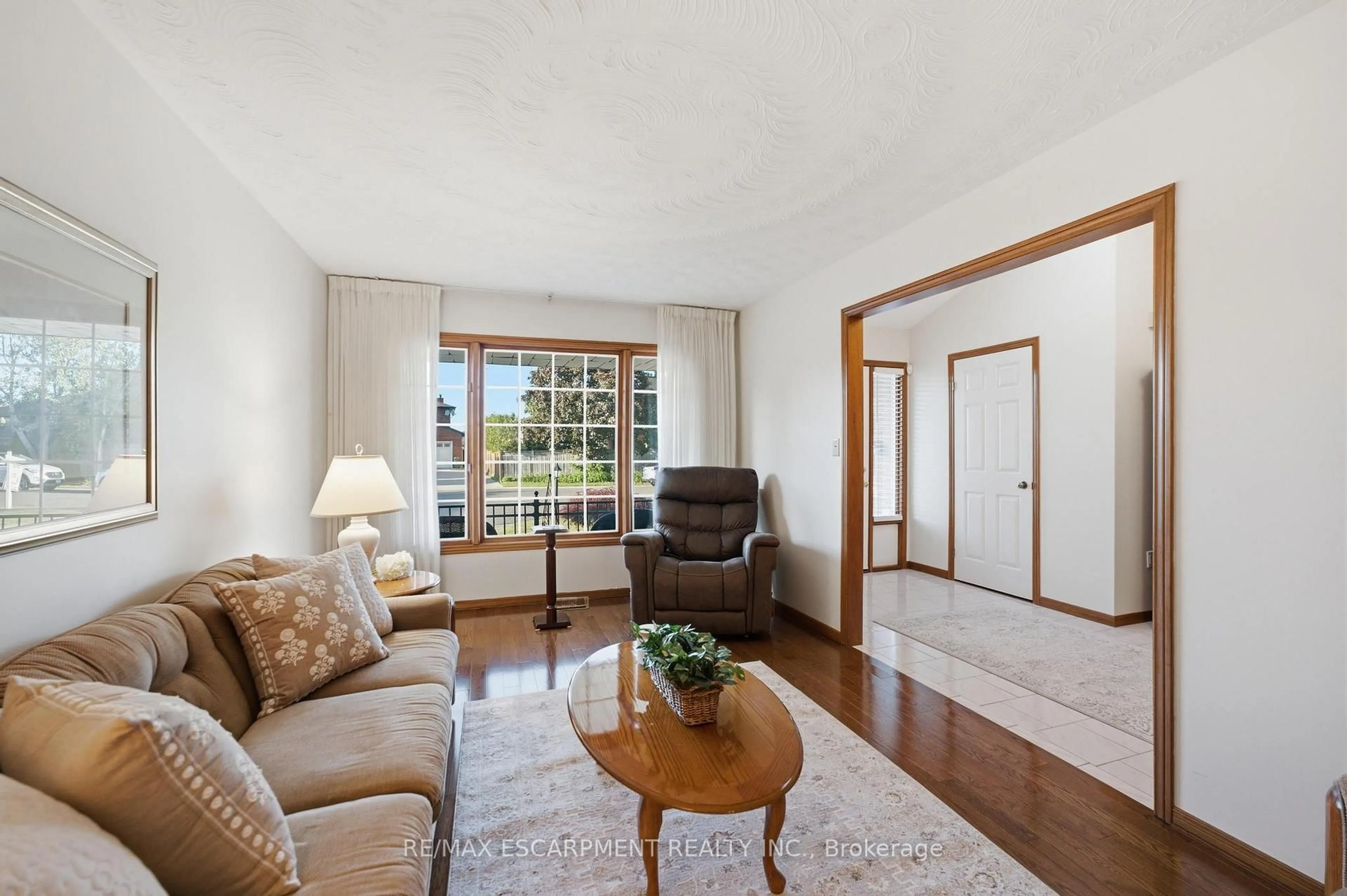 Living room with furniture, unknown for 11 Gabriele Crt, Hamilton Ontario L8G 5C4