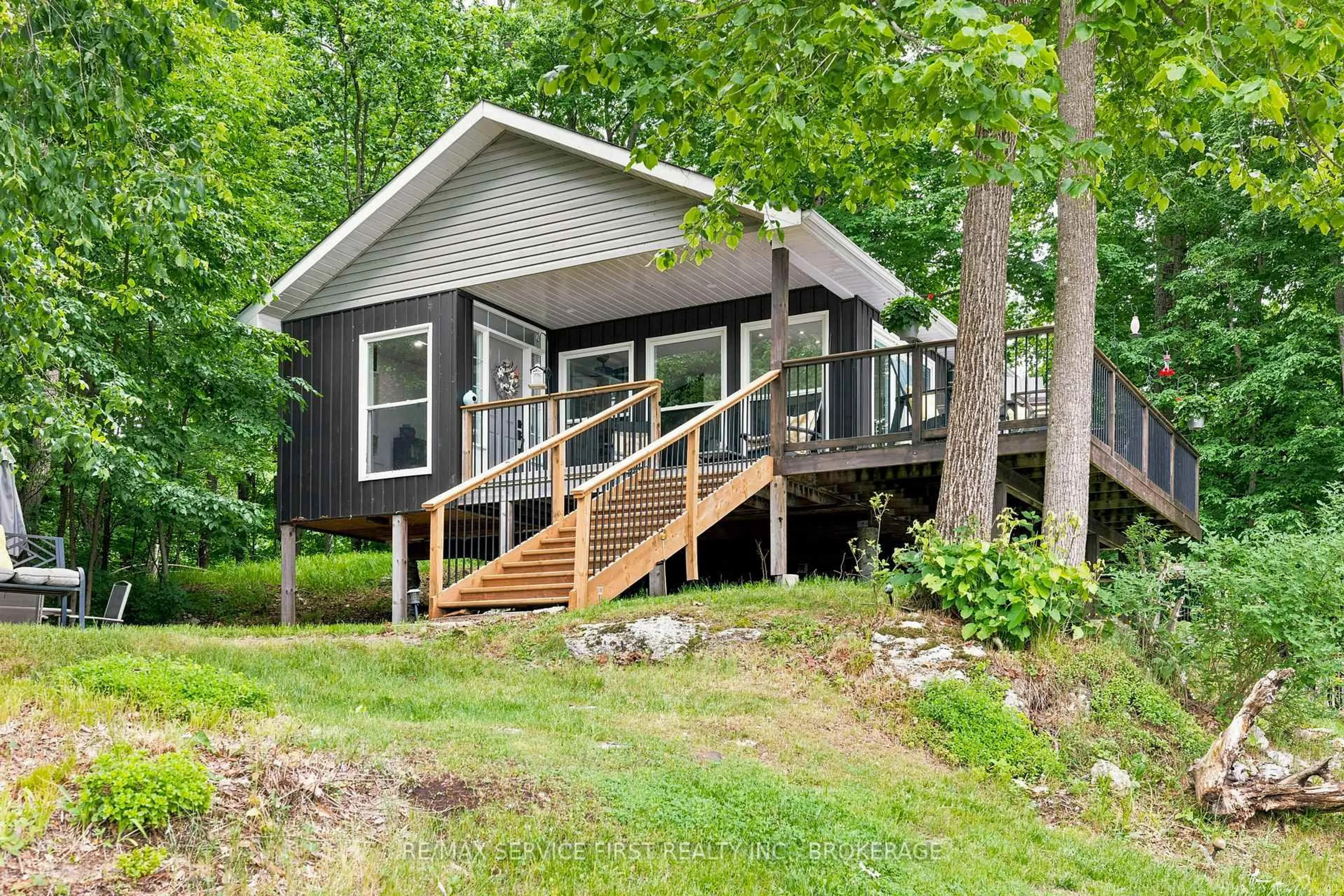 Home with vinyl exterior material, unknown for 819 Jims Lane, Leeds and the Thousand Islands Ontario K0H 2N0