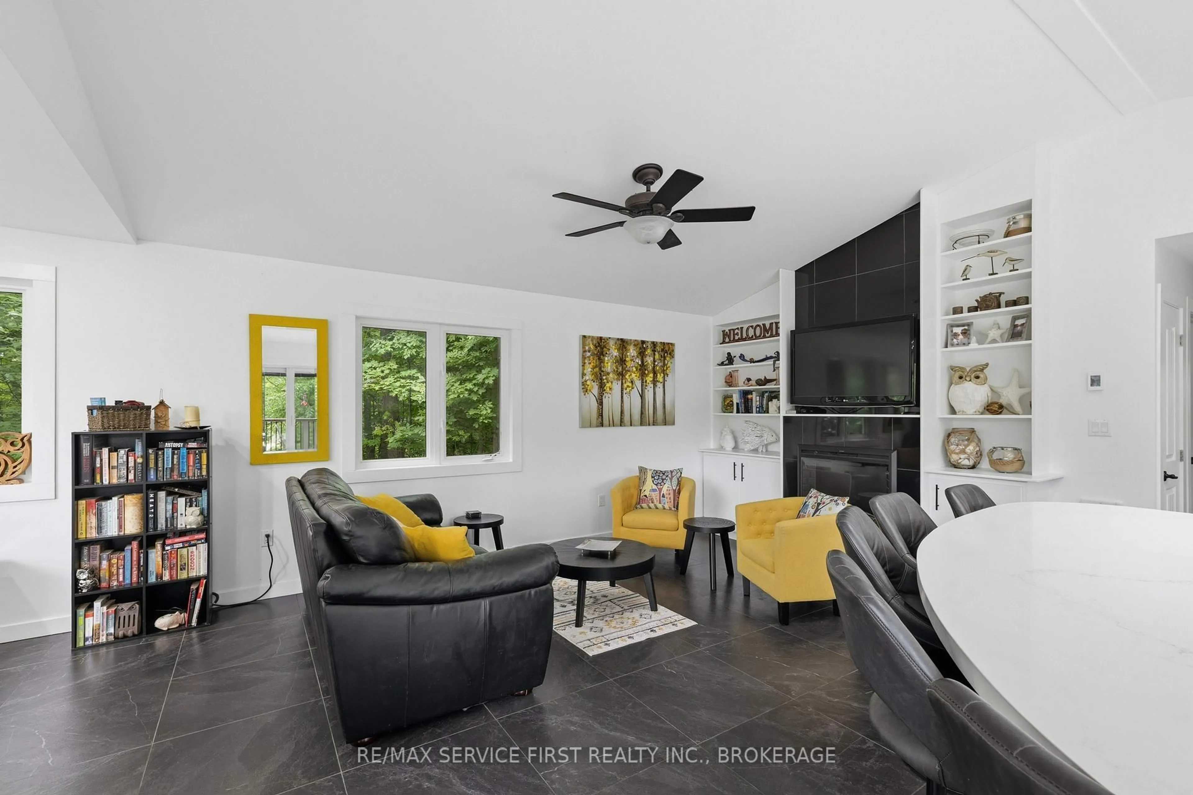 Living room with furniture, ceramic/tile floor for 819 Jims Lane, Leeds and the Thousand Islands Ontario K0H 2N0