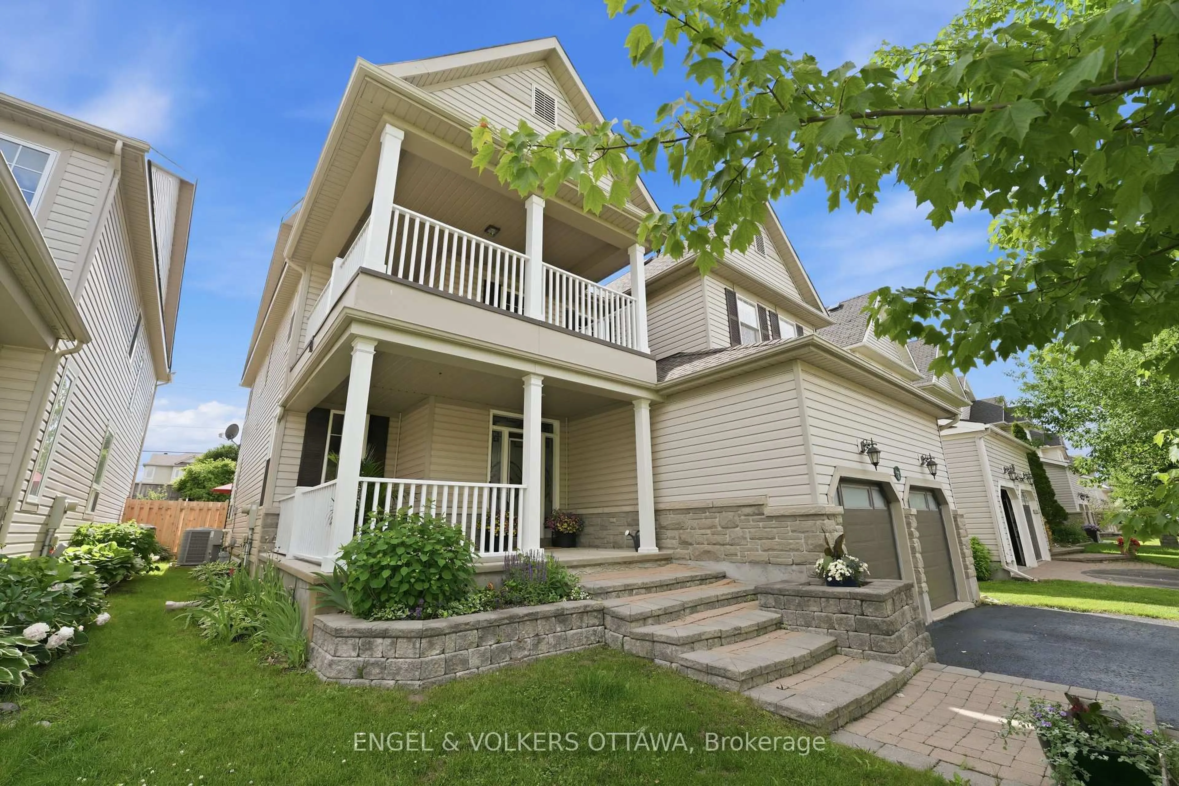 Home with vinyl exterior material, street for 31 Leatherwood Cres, Ottawa Ontario K2J 4X9