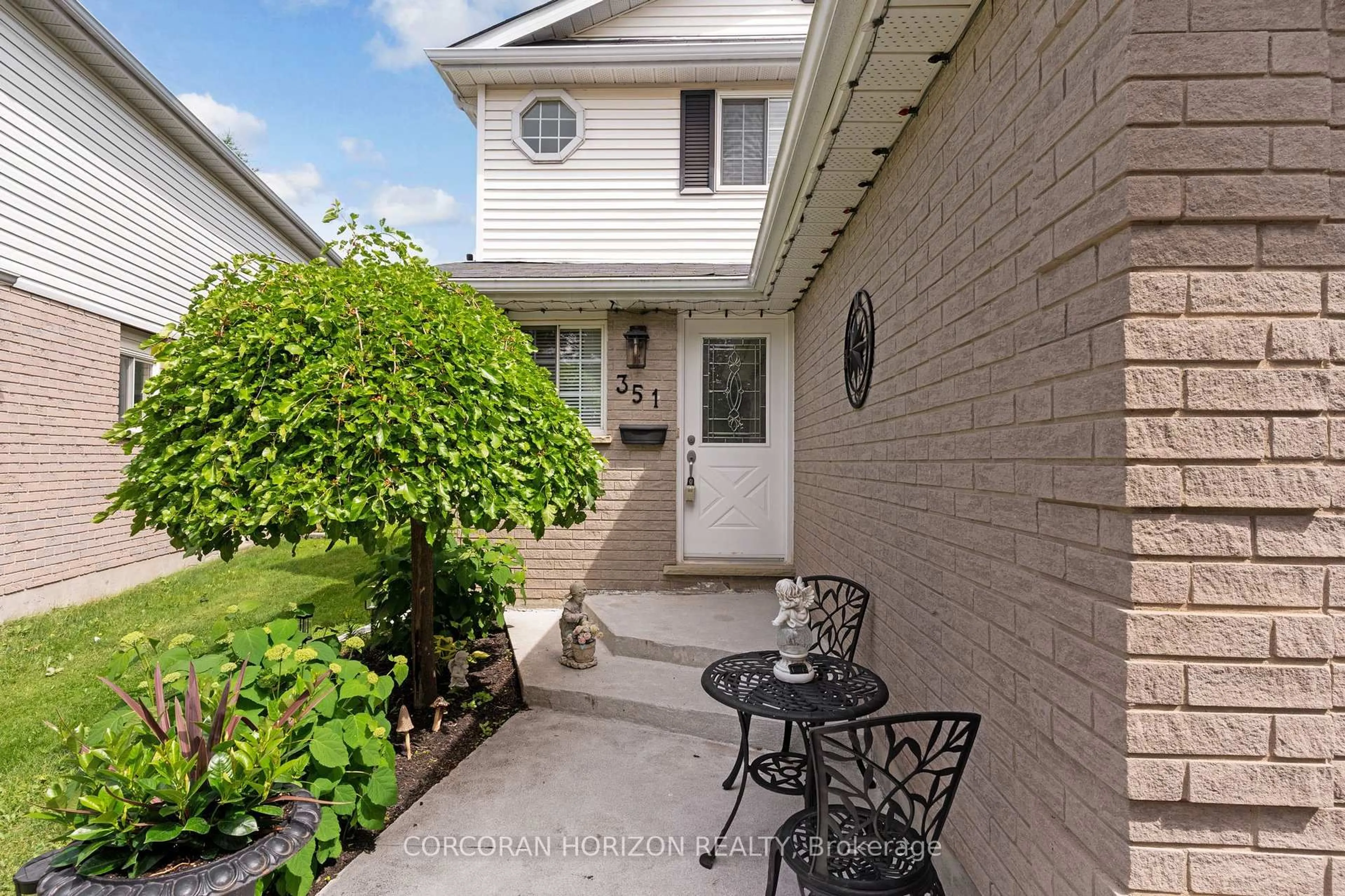 Patio, street for 351 Northview Heights Pl, Cambridge Ontario N1R 8J1