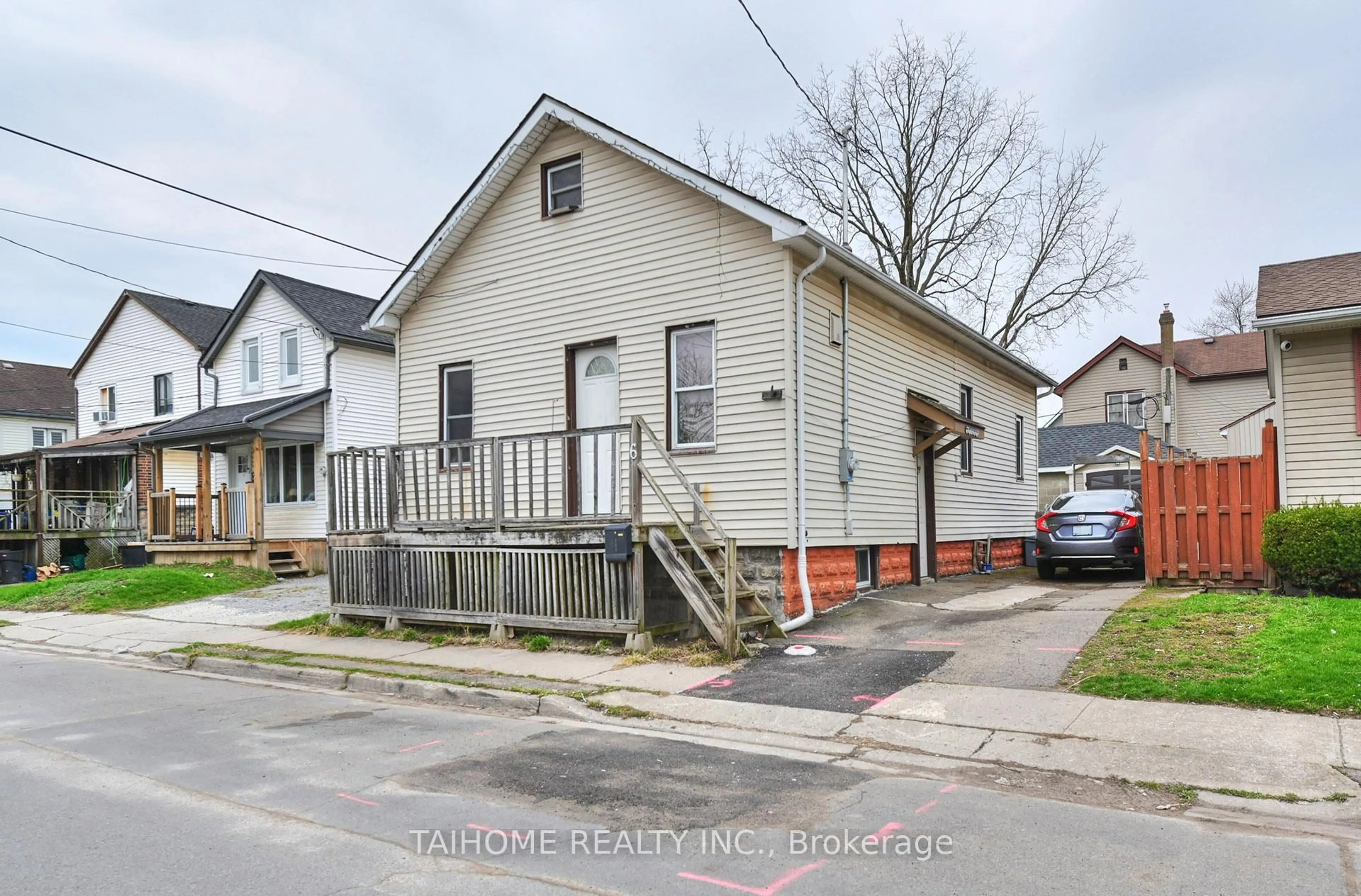 A pic from outside/outdoor area/front of a property/back of a property/a pic from drone, street for 6 Iron St, Welland Ontario L3B 3M4
