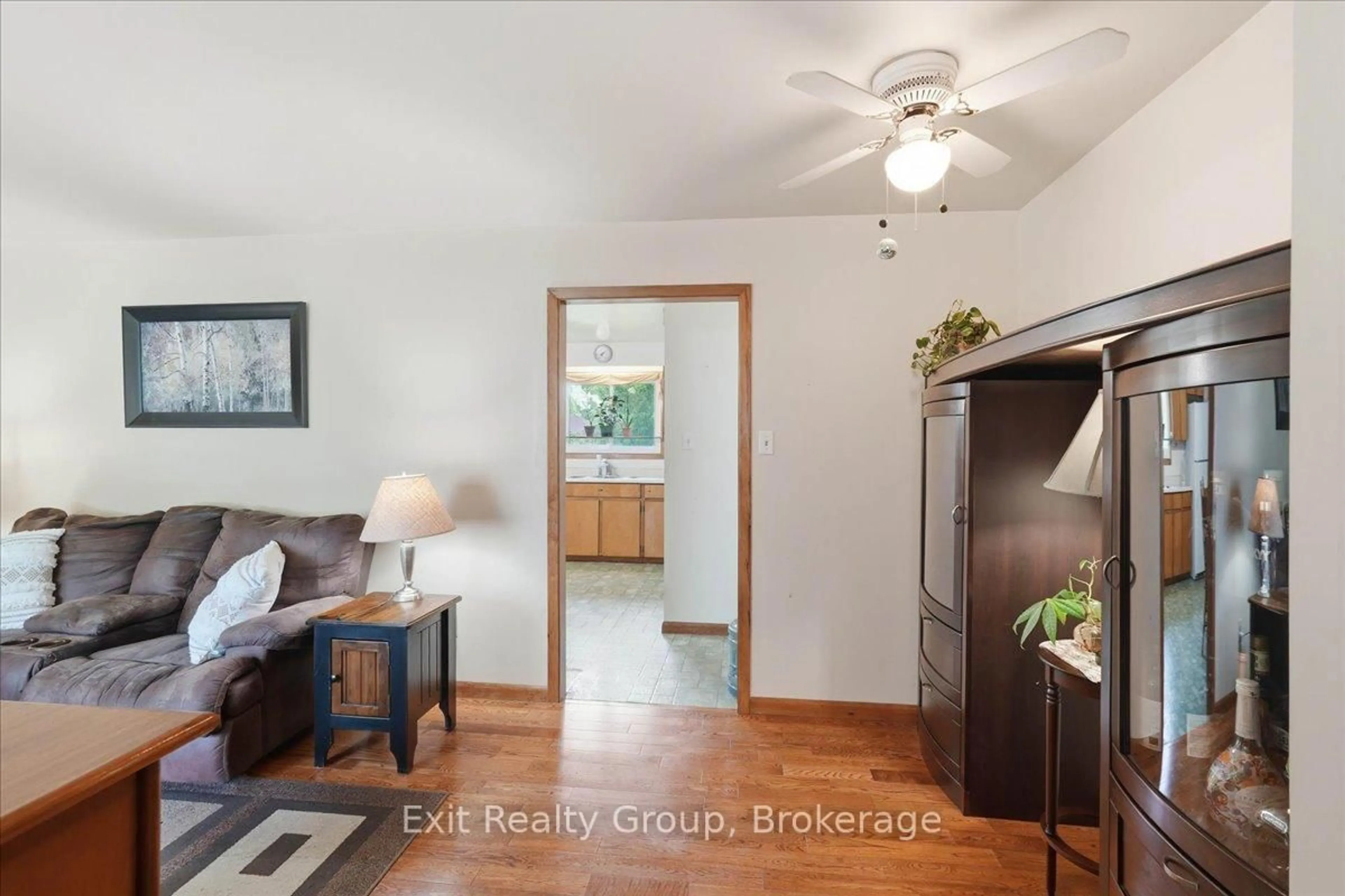 Indoor entryway for 192 Baker St, Stirling Ontario K0K 3E0