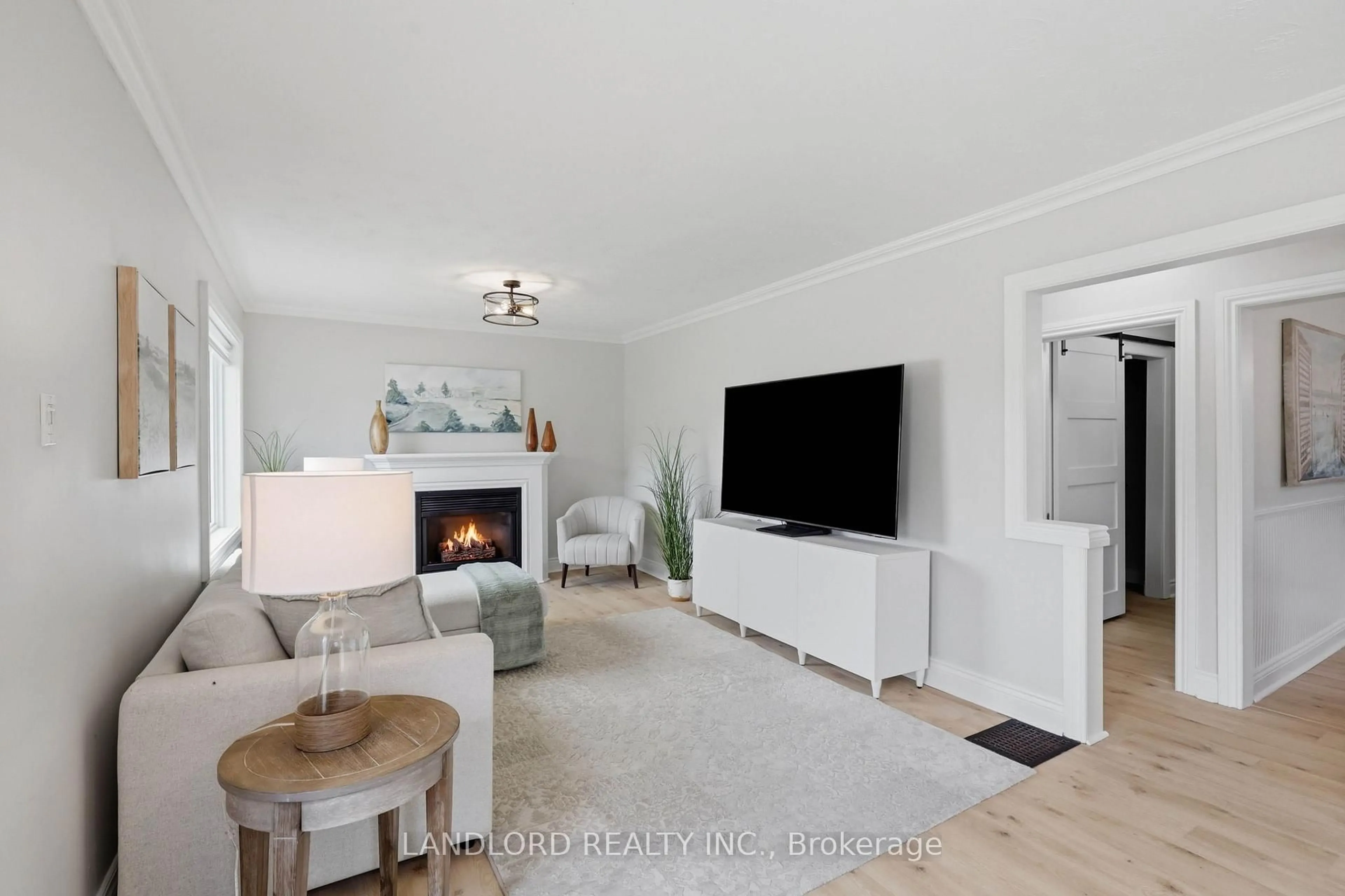 Living room with furniture, unknown for 99 Fairview Ave, St. Thomas Ontario N5R 4X7