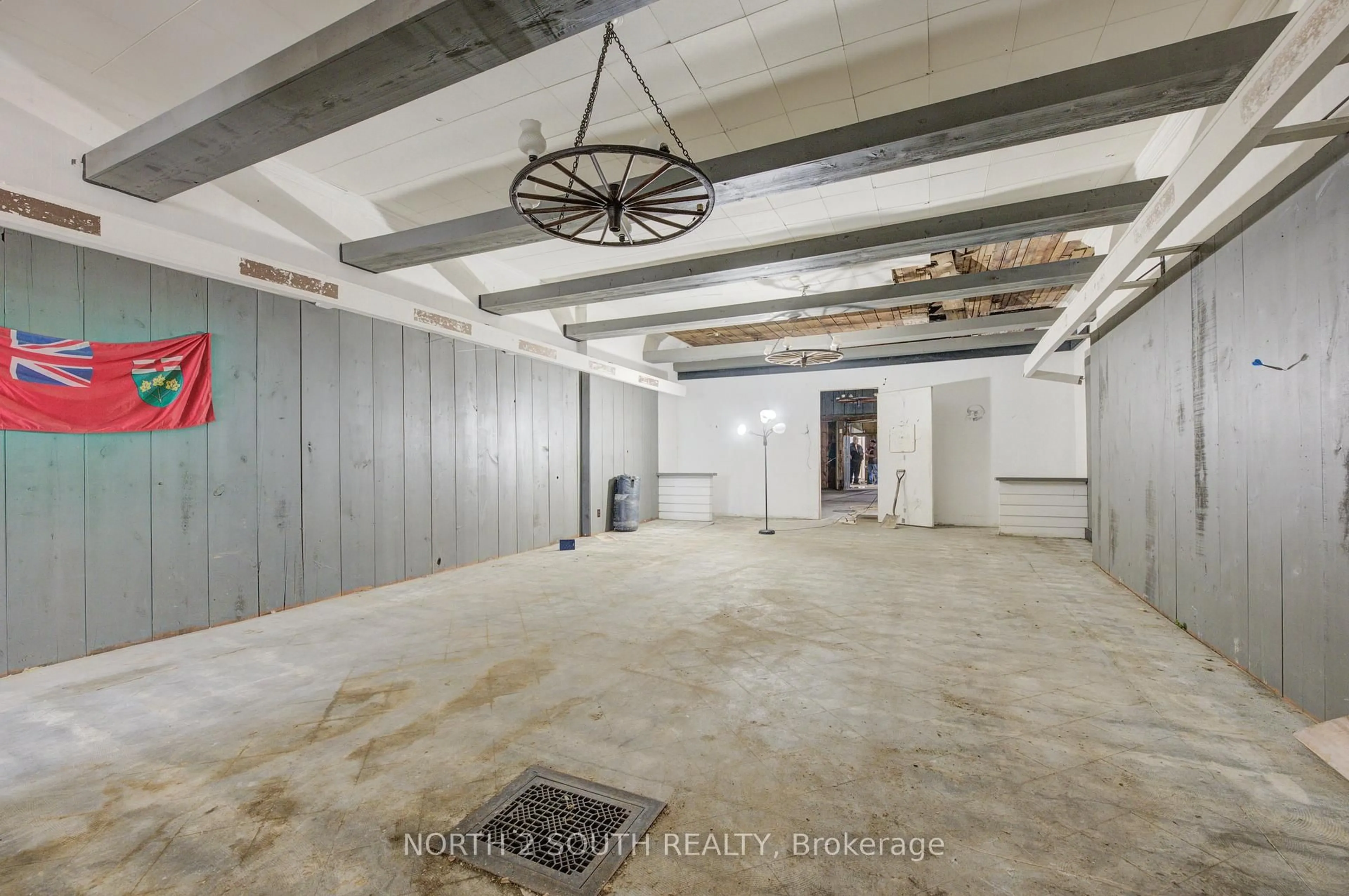 Indoor foyer for 36 Norfolk St, Norfolk Ontario N3Y 2V9