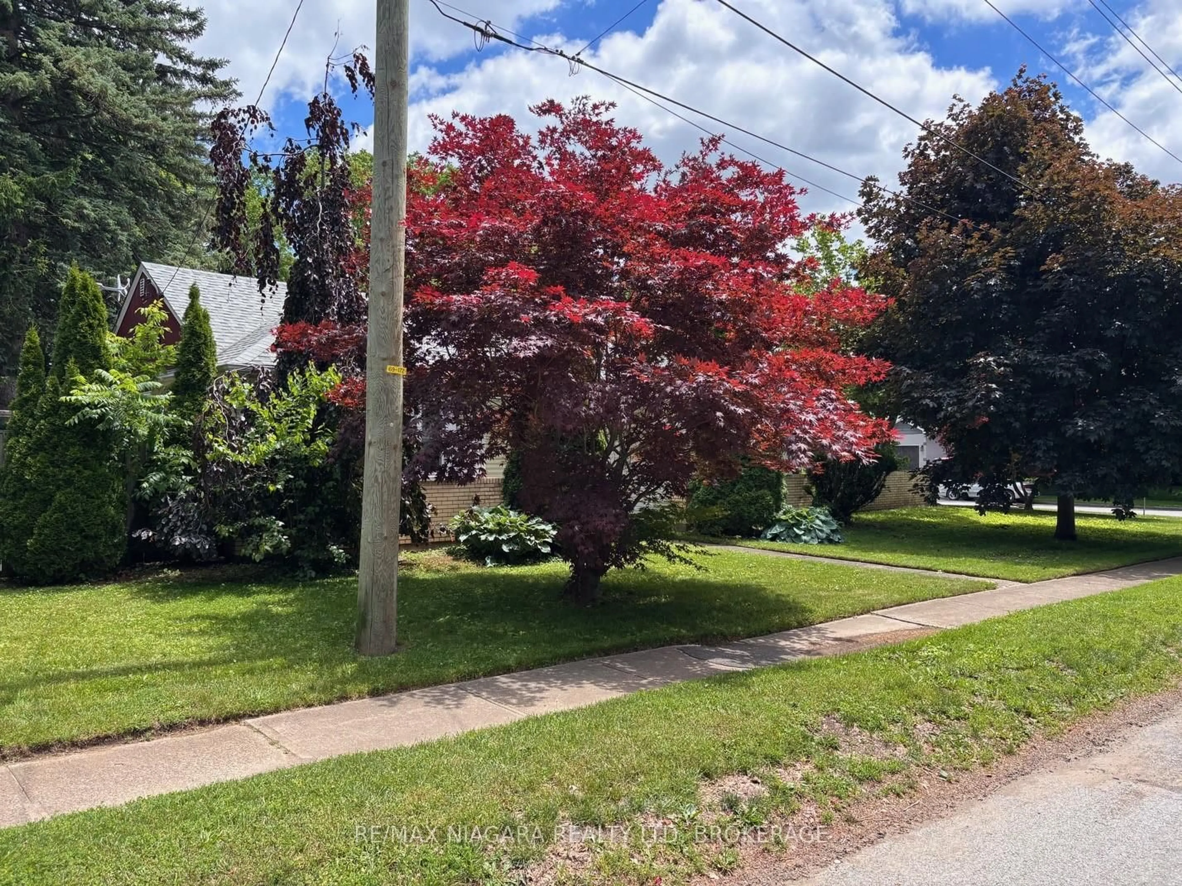 A pic from outside/outdoor area/front of a property/back of a property/a pic from drone, street for 6022 Brookfield Ave, Niagara Falls Ontario L2G 5R5