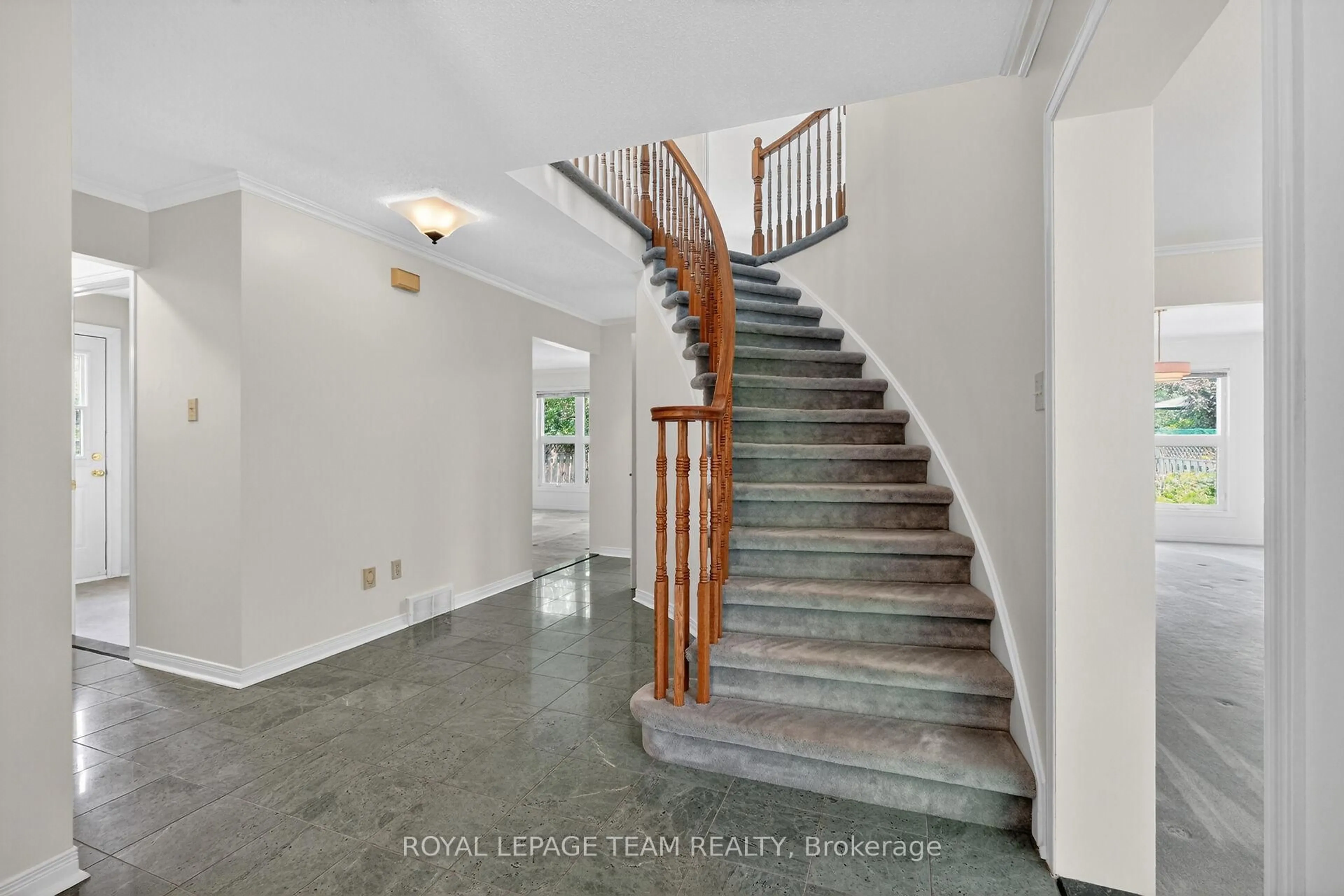 Indoor foyer for 6 Shetland Way, Kanata Ontario K2M 1P5
