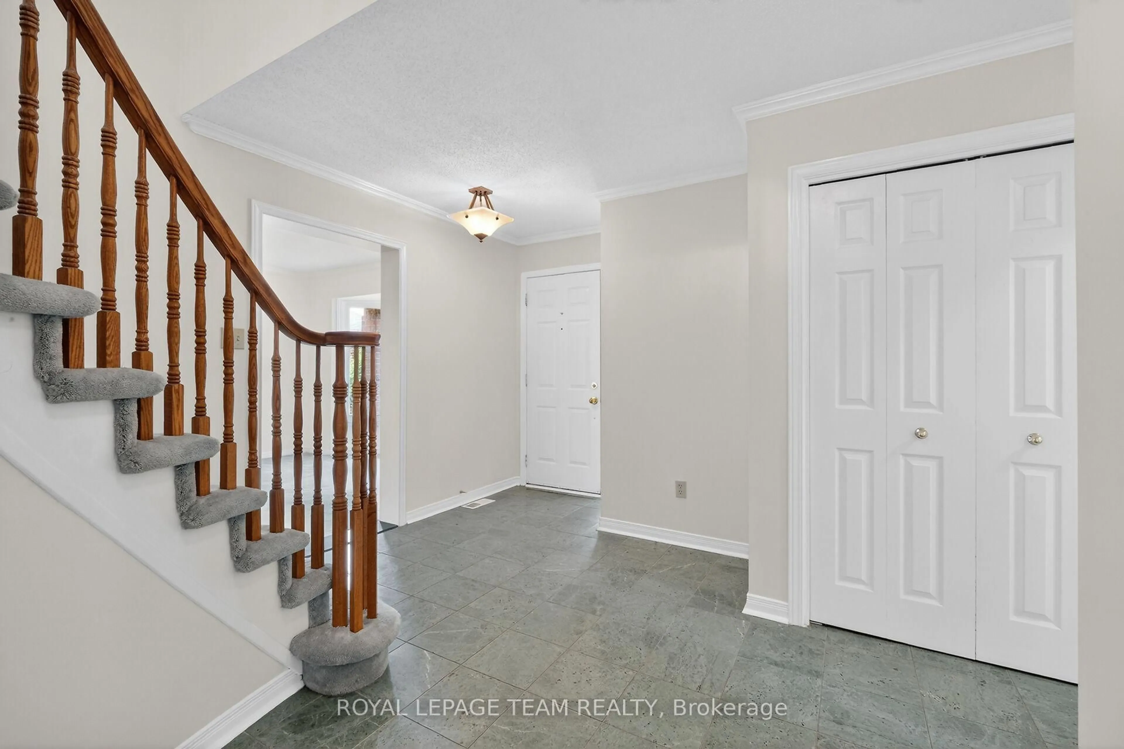 Indoor entryway for 6 Shetland Way, Kanata Ontario K2M 1P5