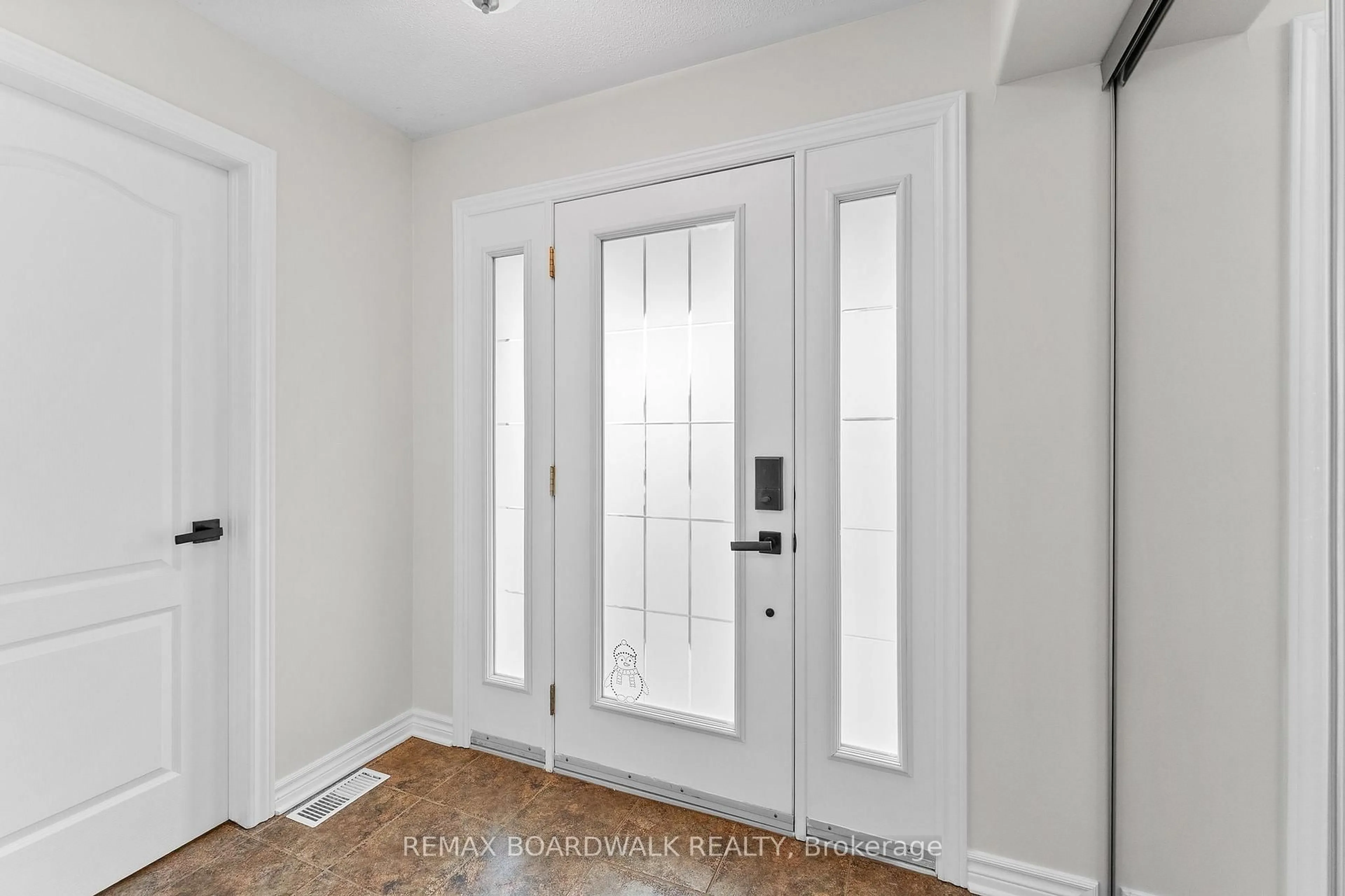 Indoor entryway for 66 Short Rd, Arnprior Ontario K7S 3X9