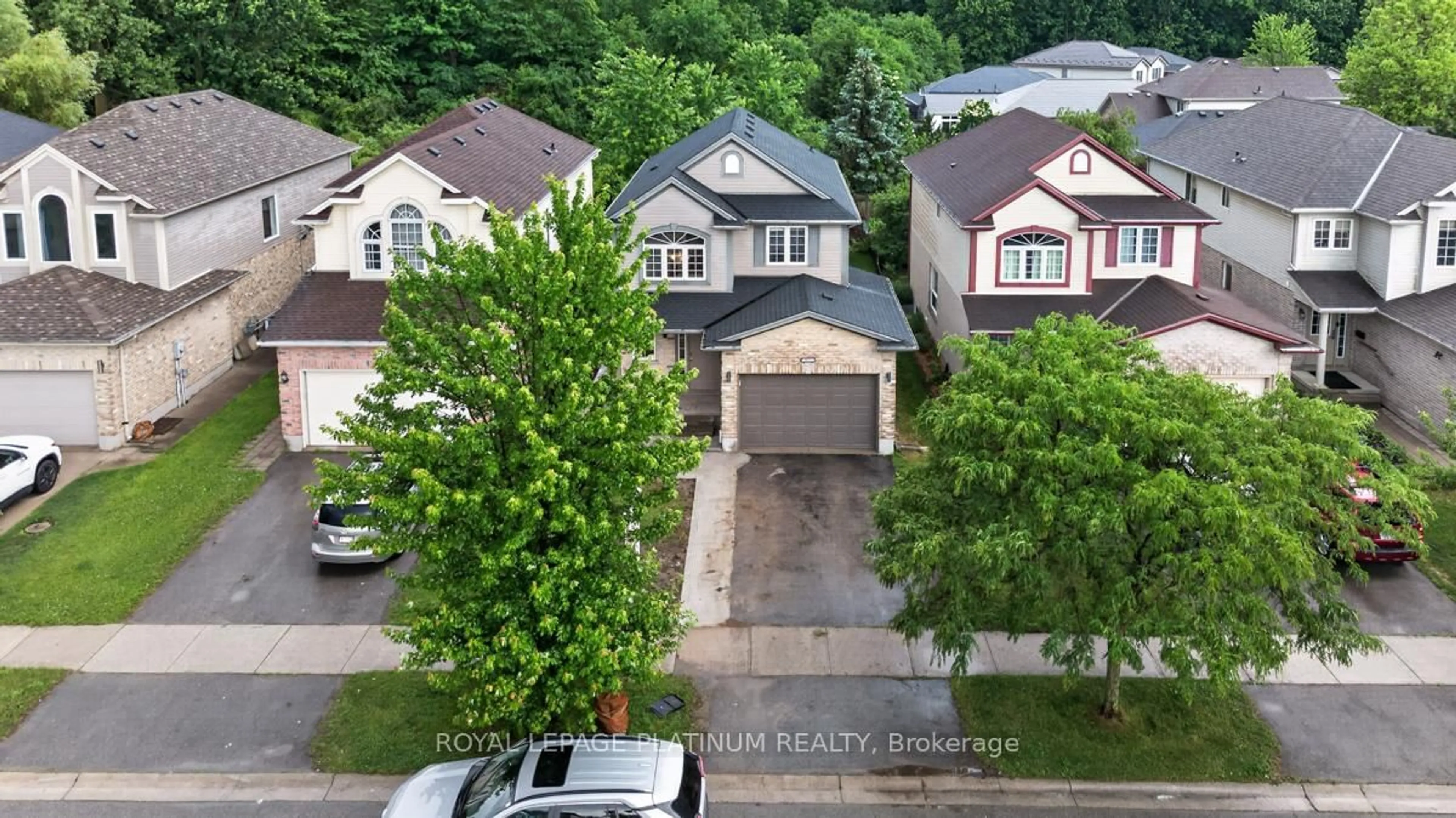 A pic from outside/outdoor area/front of a property/back of a property/a pic from drone, street for 227 BRUNSWICK Ave, London North Ontario N6G 3K6