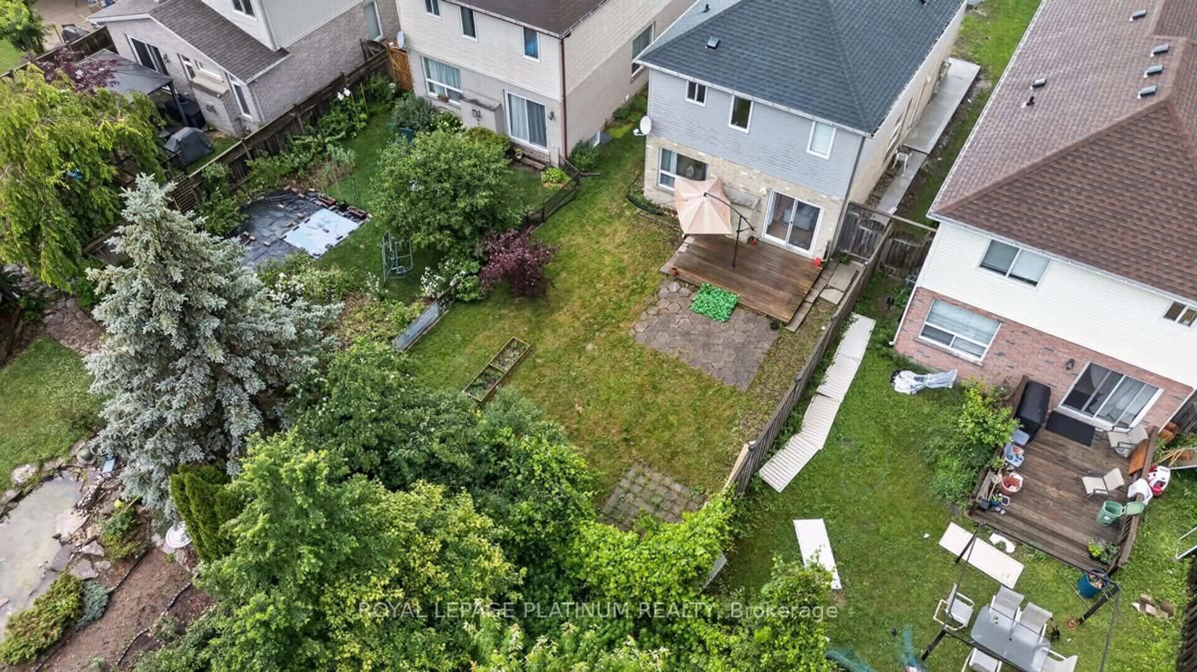 A pic from outside/outdoor area/front of a property/back of a property/a pic from drone, street for 227 BRUNSWICK Ave, London North Ontario N6G 3K6
