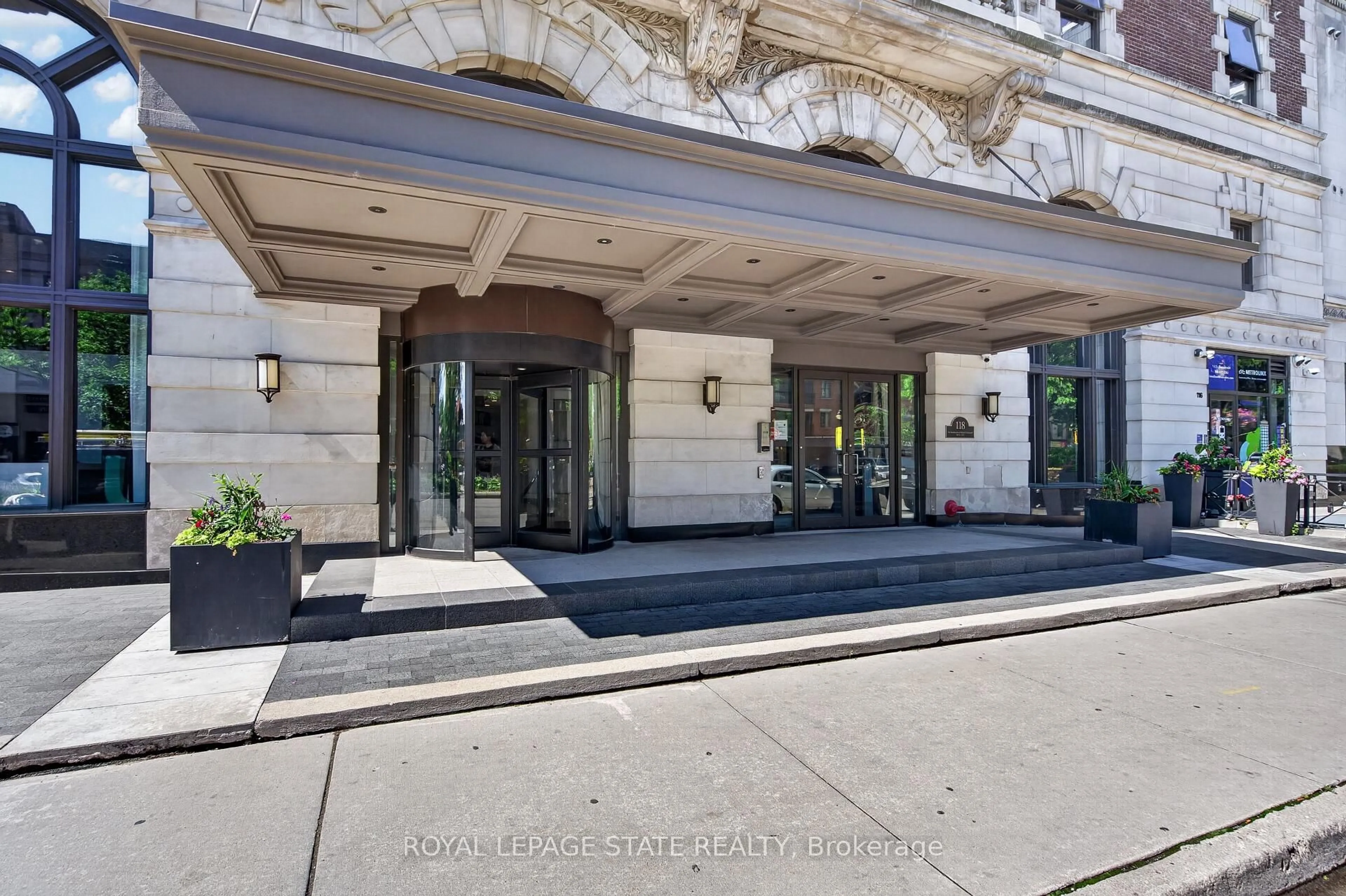 Indoor foyer for 112 King St #302, Hamilton Ontario L8N 1A8