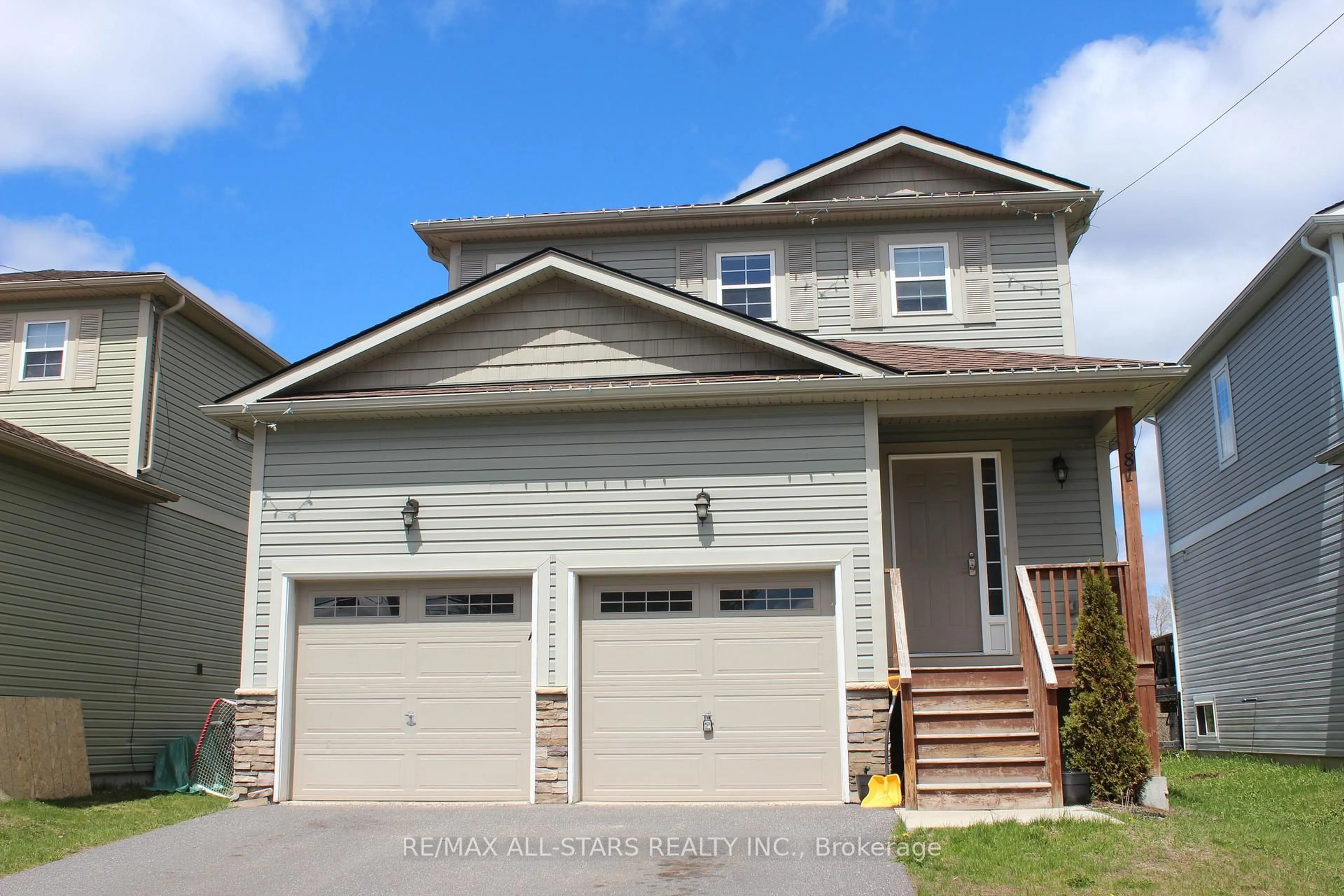 Home with vinyl exterior material, street for 81 Douglas Dr, Bracebridge Ontario P1L 0L3