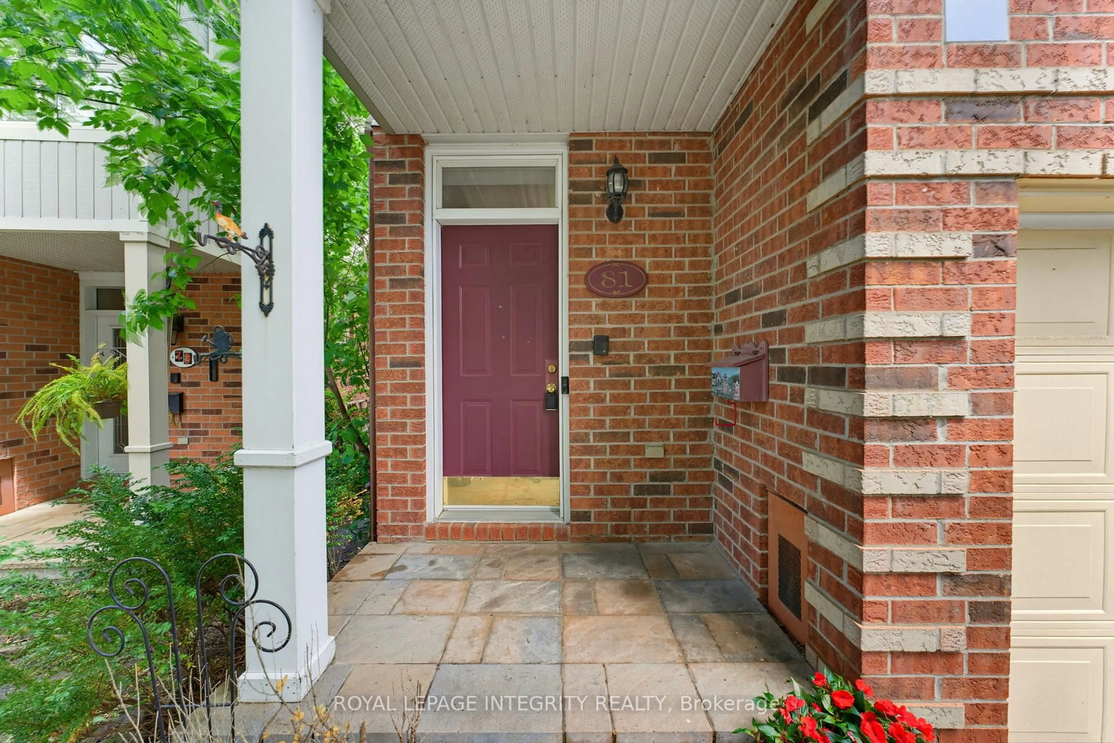 Indoor entryway for 81 Robinson Ave, Ottawa Ontario K1N 8N8