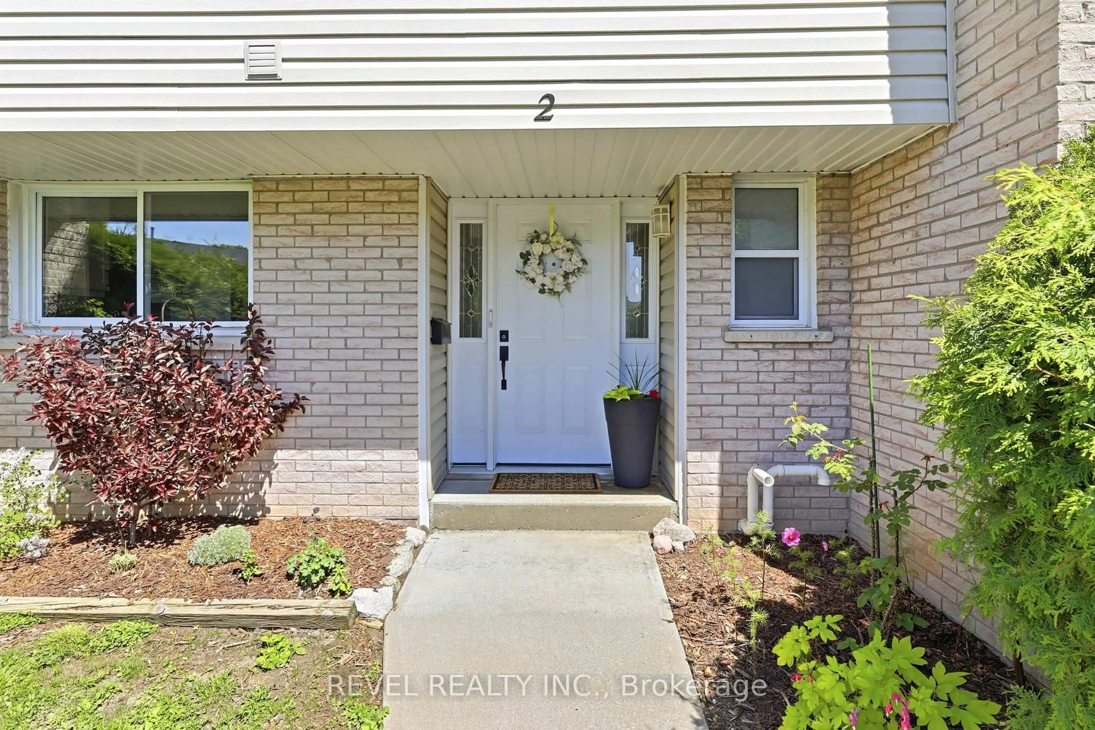 Indoor entryway for 669 Osgoode Dr #2, London South Ontario N6E 2C7