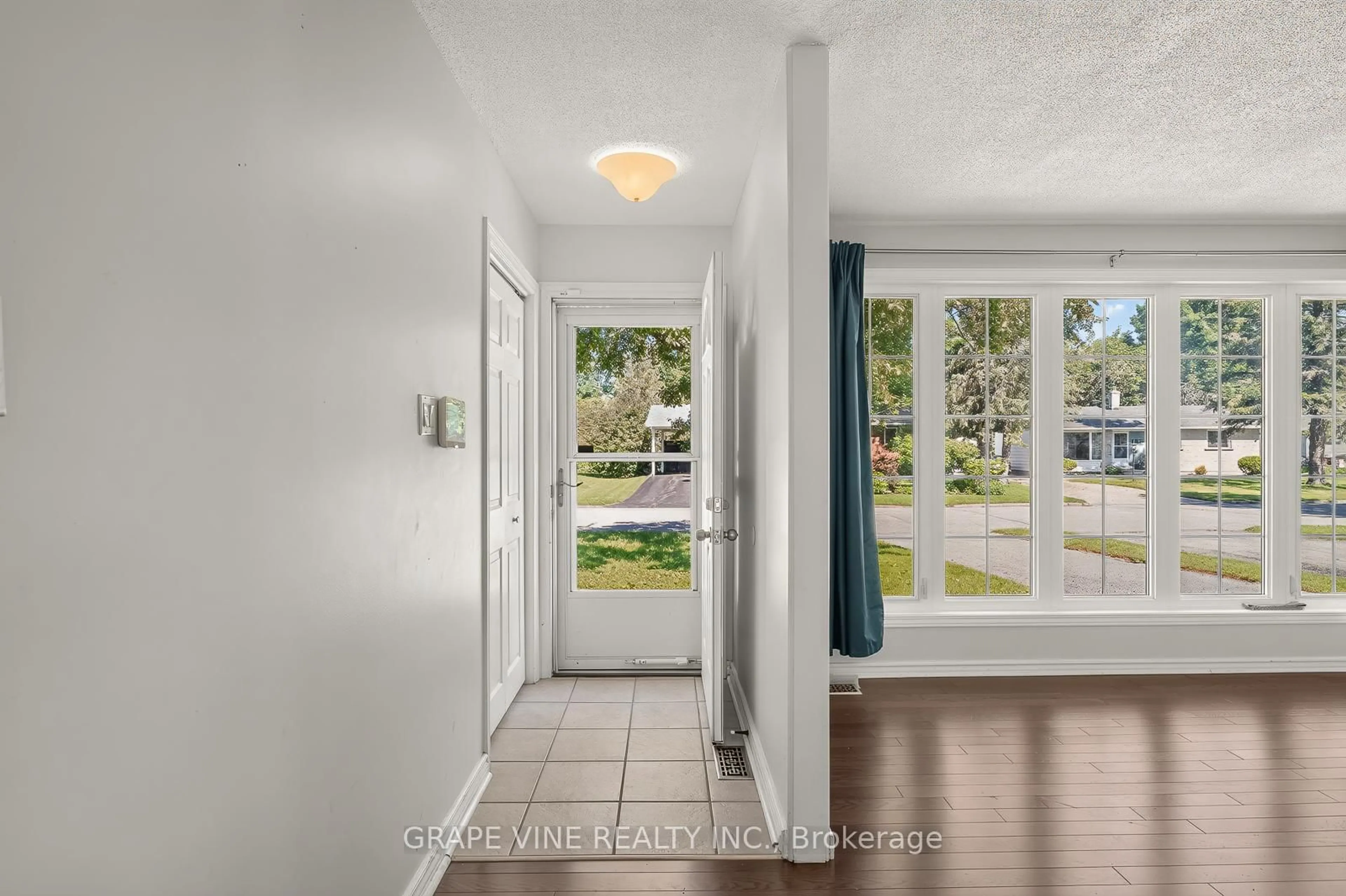 Indoor entryway for 104 Oriole Ave, Kanata Ontario K2L 1E7