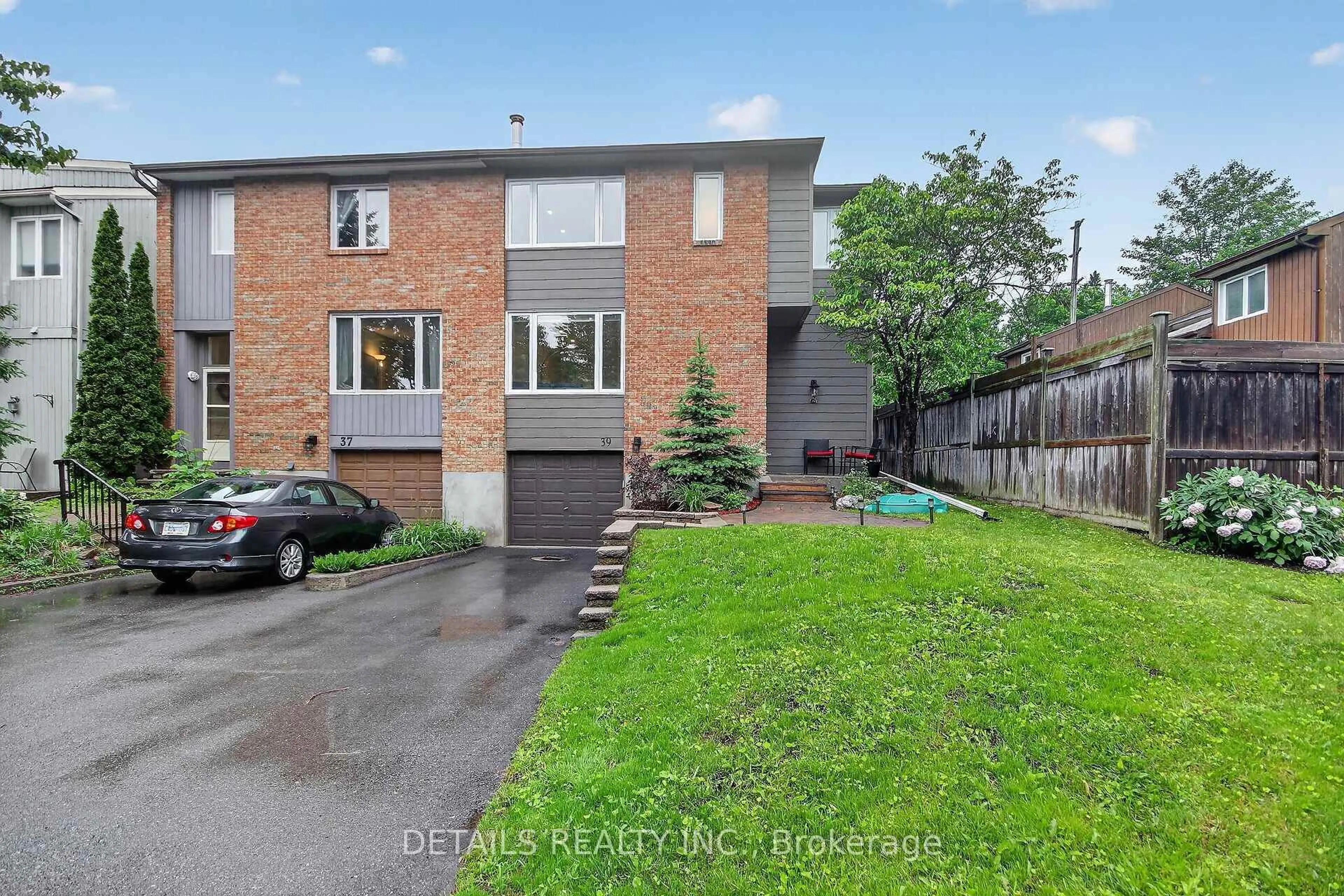 A pic from outside/outdoor area/front of a property/back of a property/a pic from drone, street for 39 Sandhurst Crt, Ottawa Ontario K1V 9W9