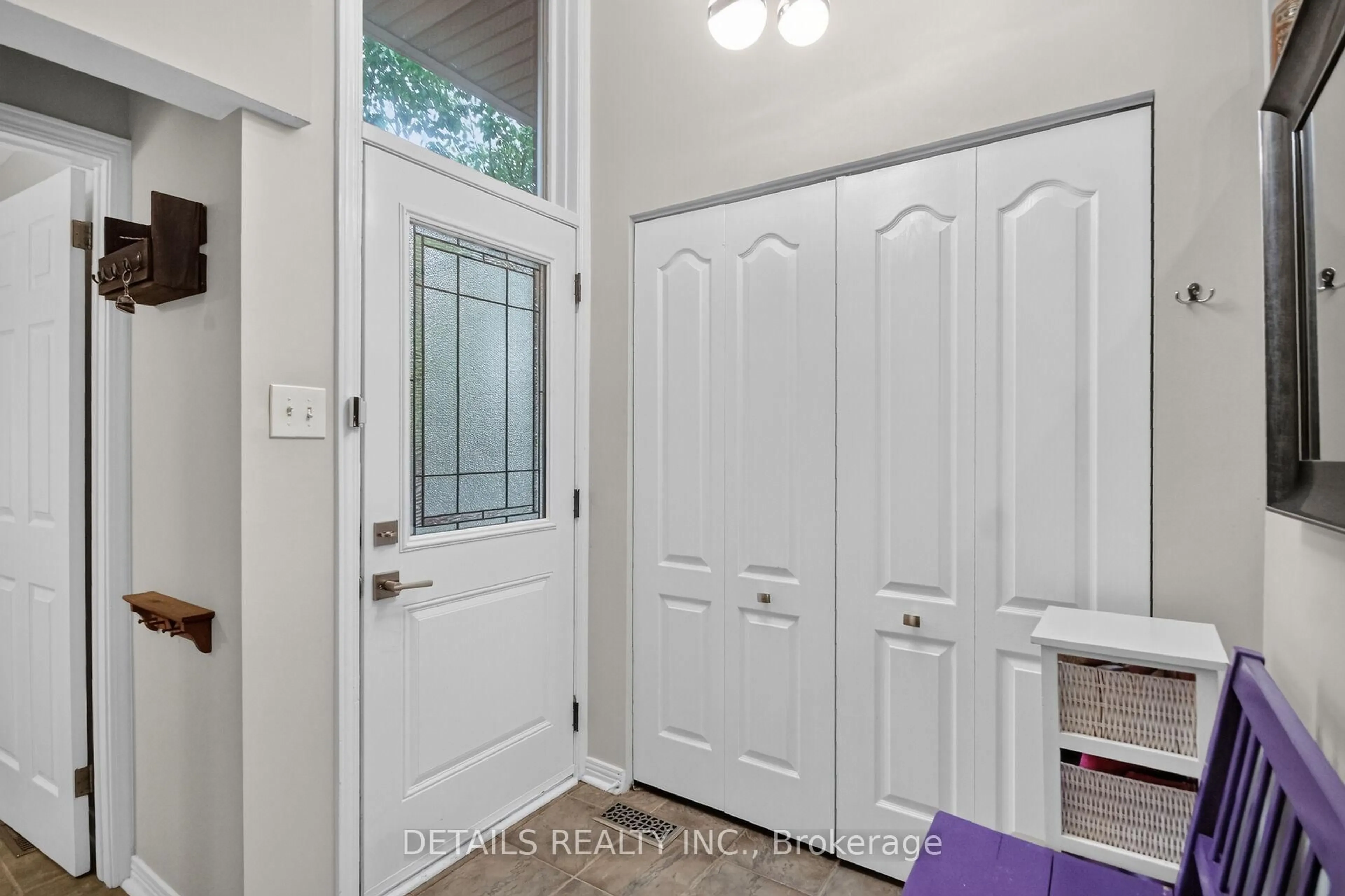 Indoor entryway for 39 Sandhurst Crt, Ottawa Ontario K1V 9W9
