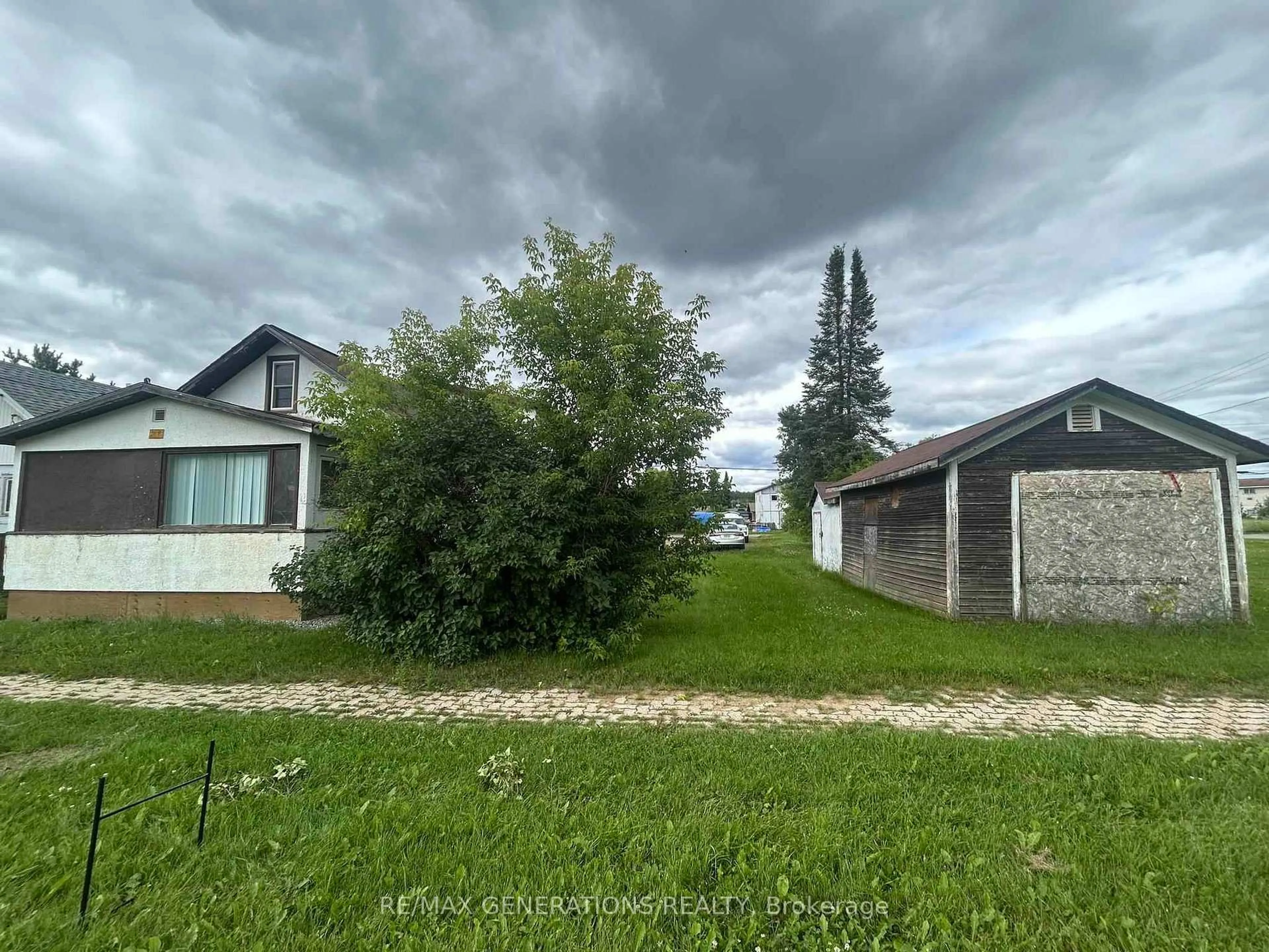 A pic from outside/outdoor area/front of a property/back of a property/a pic from drone, unknown for 208 MACKENZIE Ave, Atikokan Ontario P0T 1C0