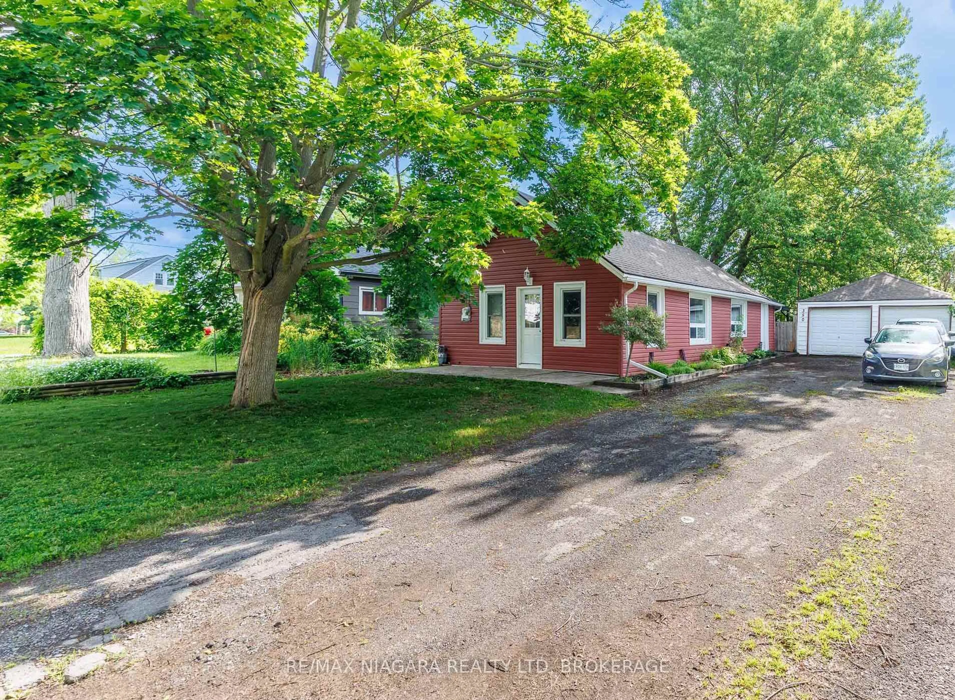 A pic from outside/outdoor area/front of a property/back of a property/a pic from drone, street for 350 Belleview Blvd, Fort Erie Ontario L0S 1N0