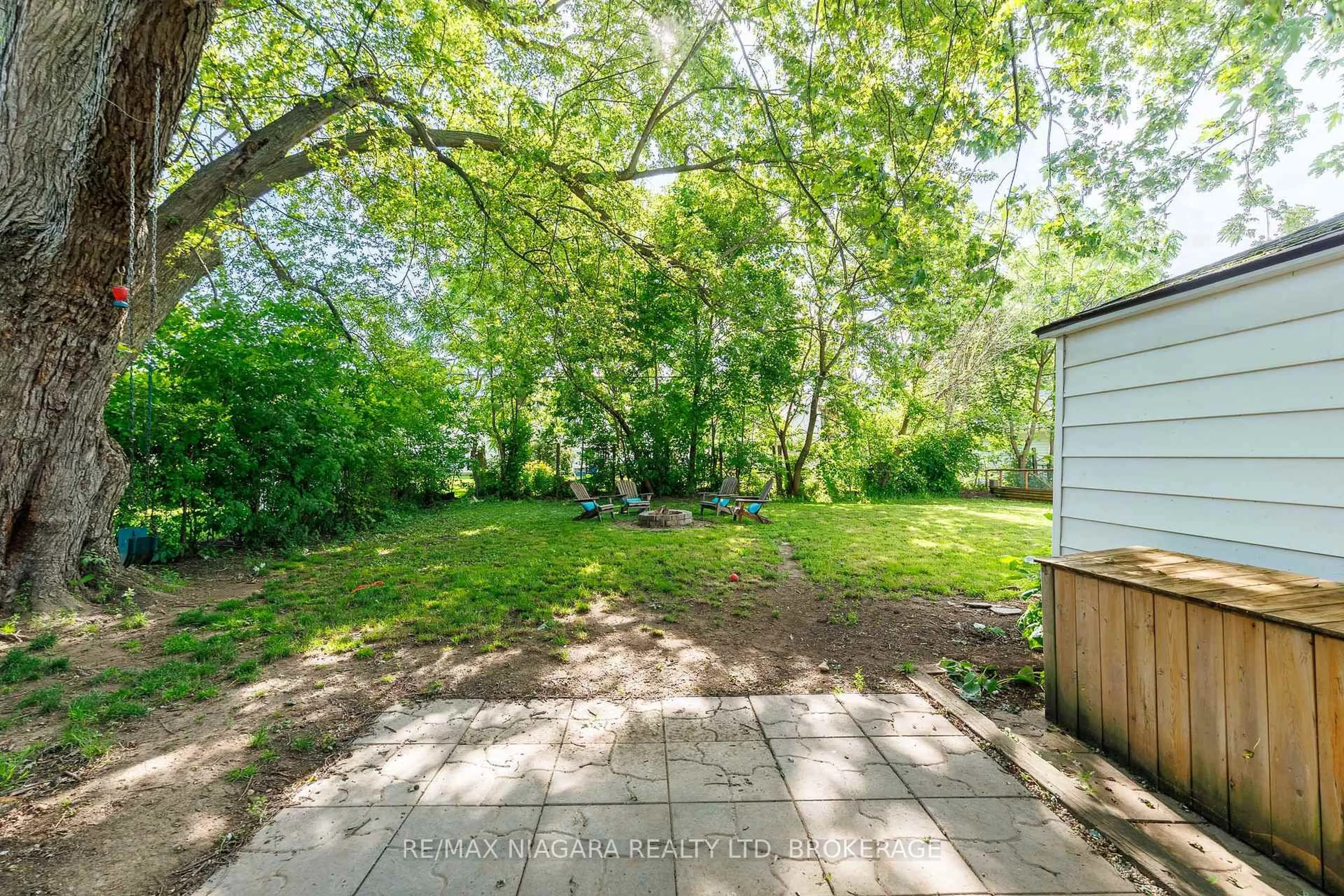 A pic from outside/outdoor area/front of a property/back of a property/a pic from drone, unknown for 350 Belleview Blvd, Fort Erie Ontario L0S 1N0
