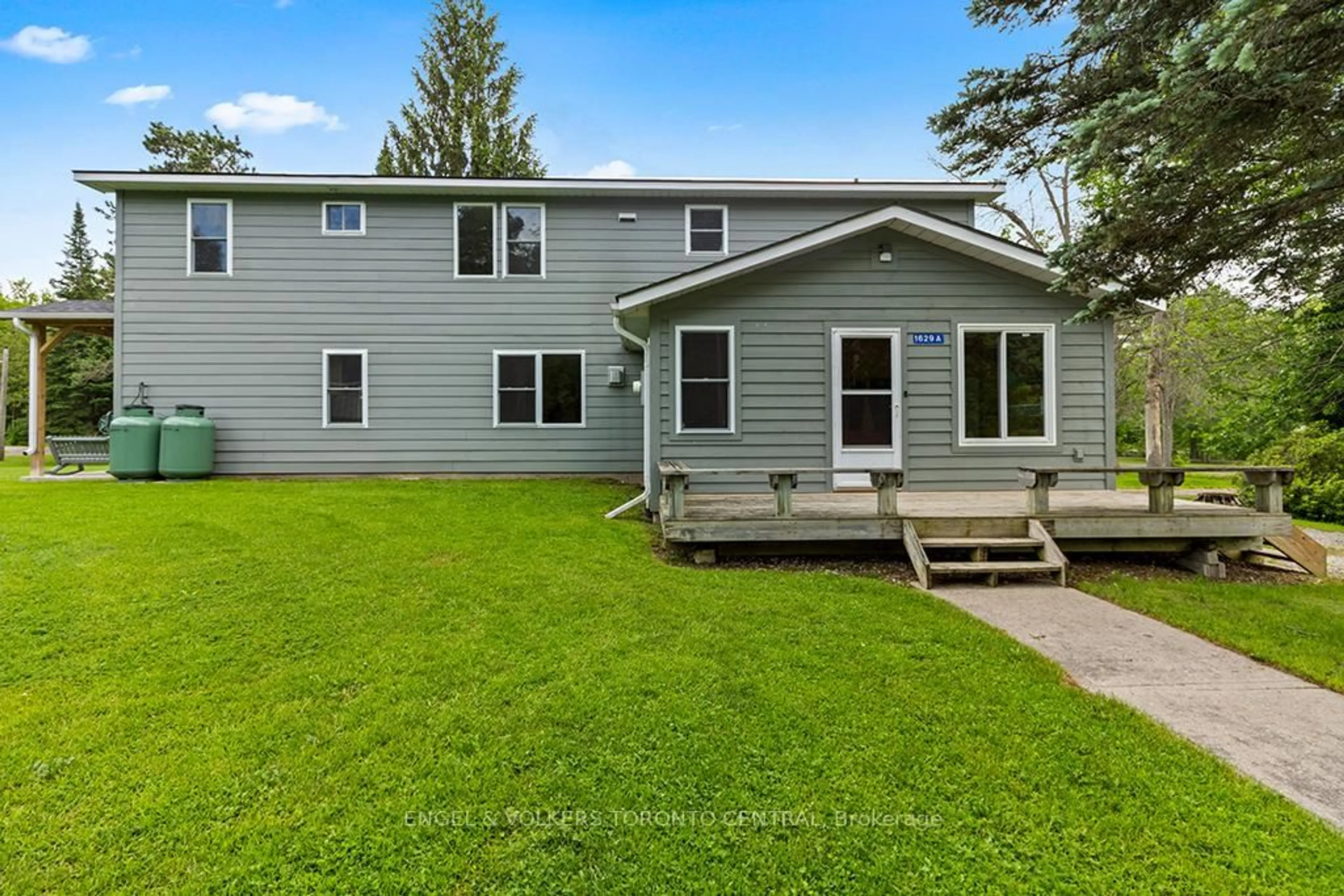 Home with vinyl exterior material, unknown for 1629 Canning Rd, Gravenhurst Ontario P0E 1N0